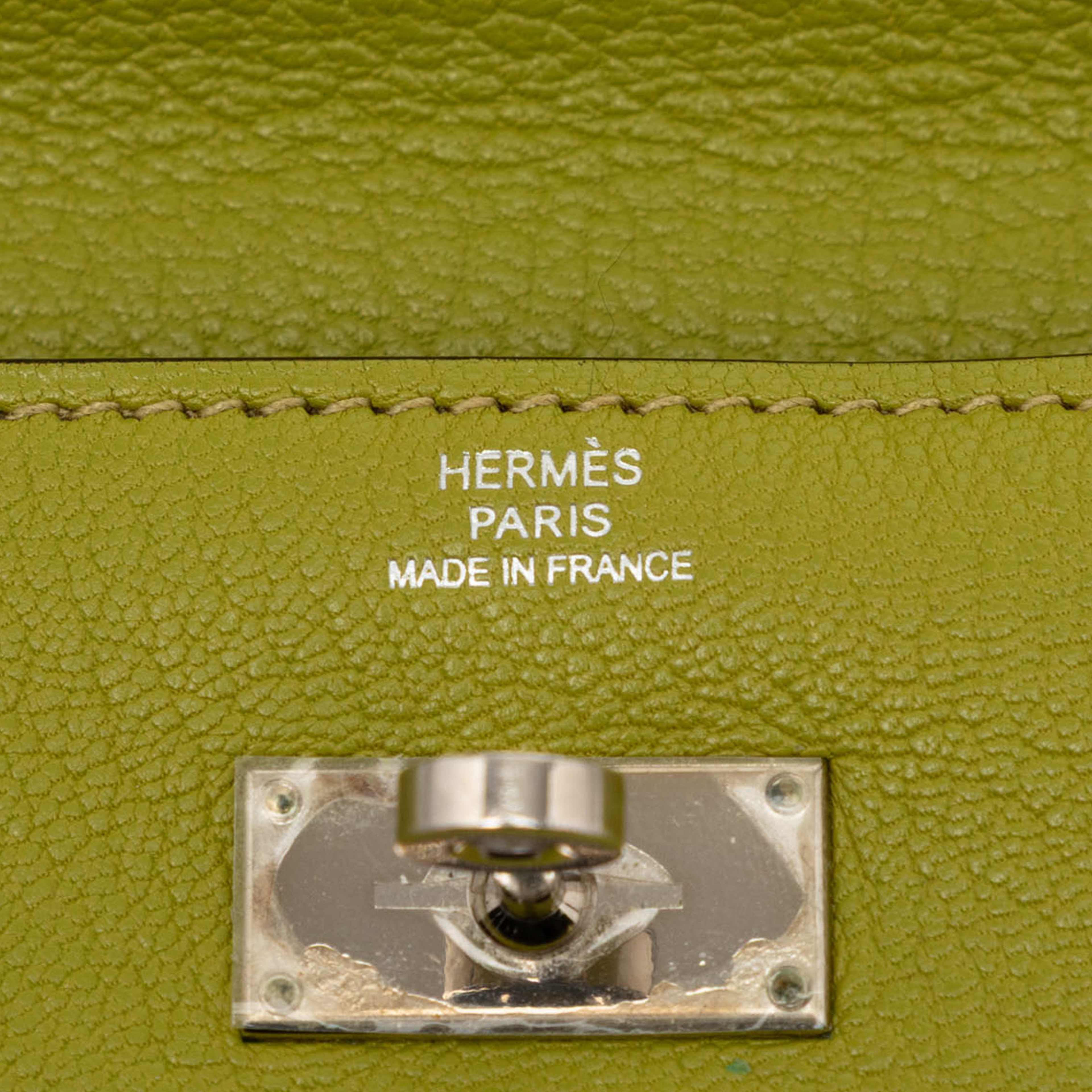 Hermès Chevre Mysore Kelly Longue Wallet, från Luxclusif, i färgen olive green. Klicka för att öppna bilden i stort format