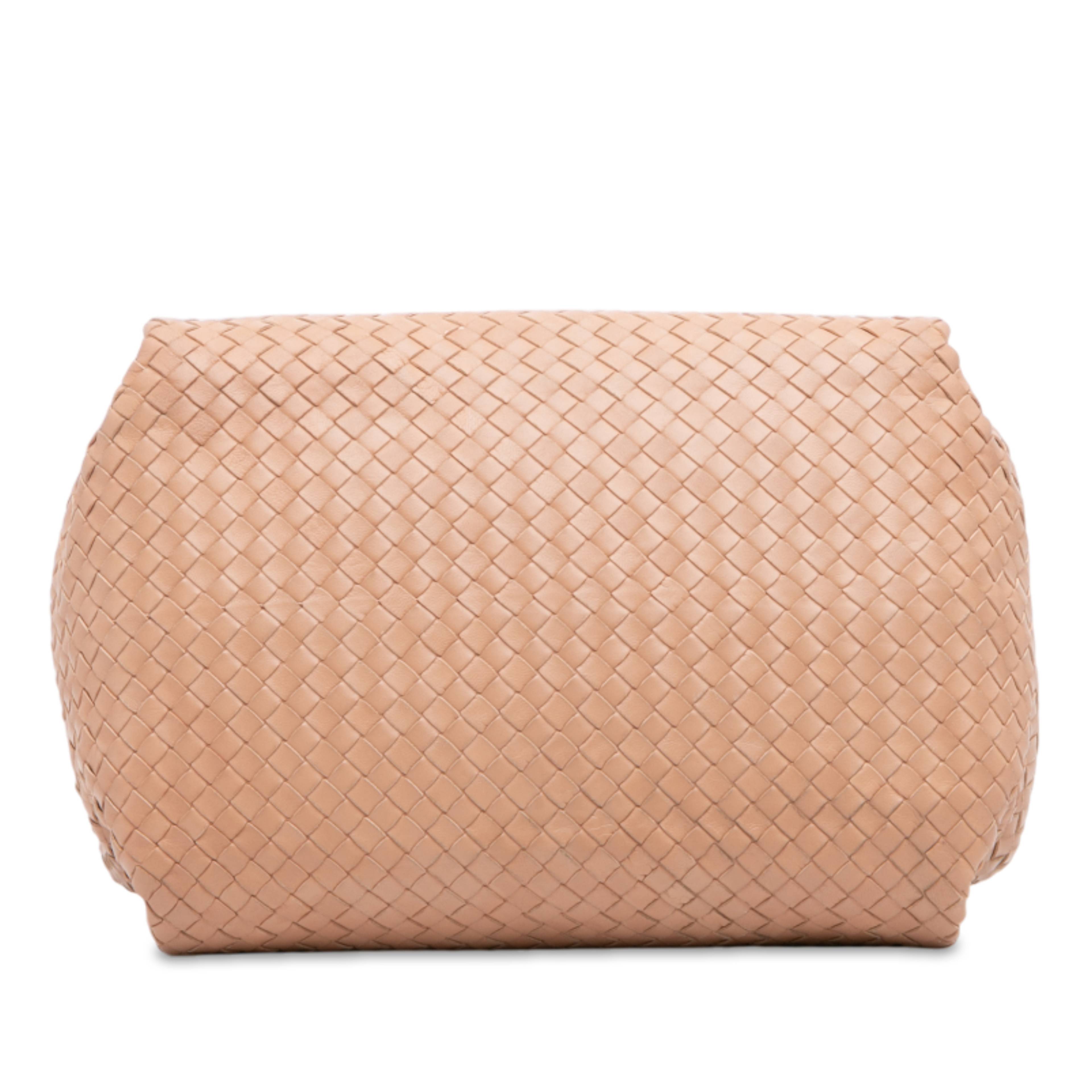 Bottega Veneta Nappa Intrecciato Parachute Tote, från Luxclusif, i färgen beige. Klicka för att öppna bilden i stort format