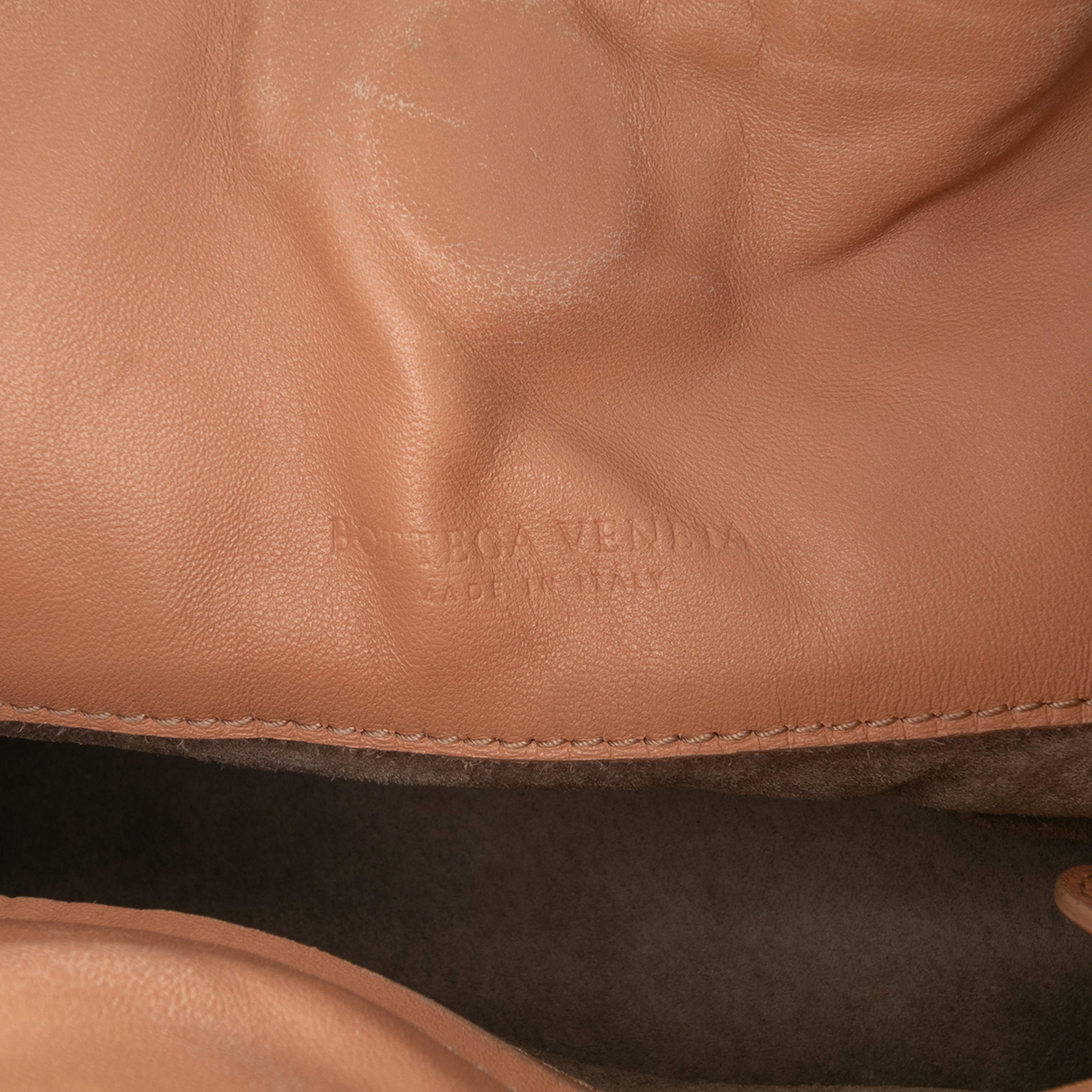 Bottega Veneta Nappa Intrecciato Parachute Tote, från Luxclusif, i färgen beige. Klicka för att öppna bilden i stort format