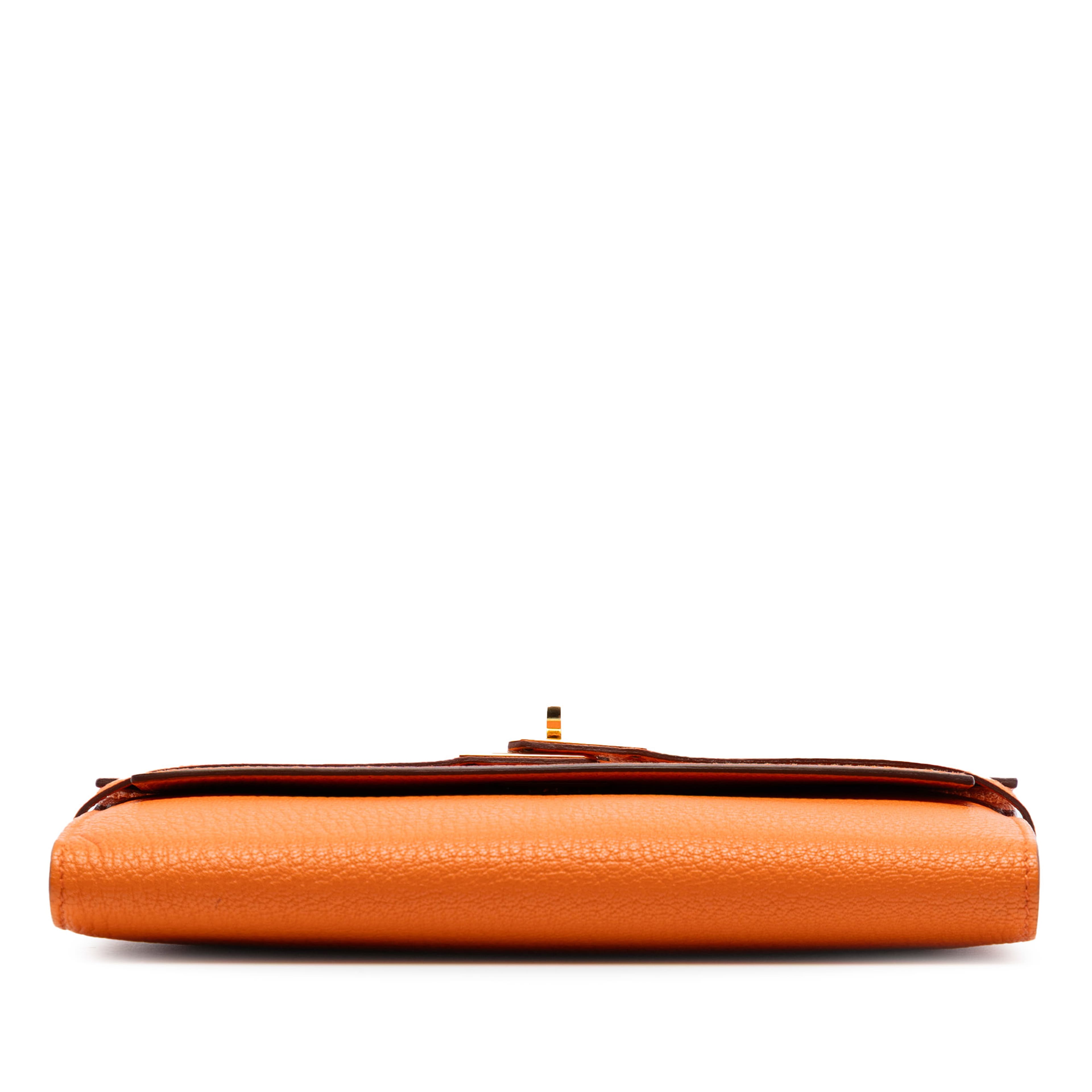 Hermès Chevre Mysore Kelly Longue Wallet, från Luxclusif, i färgen orange. Klicka för att öppna bilden i stort format