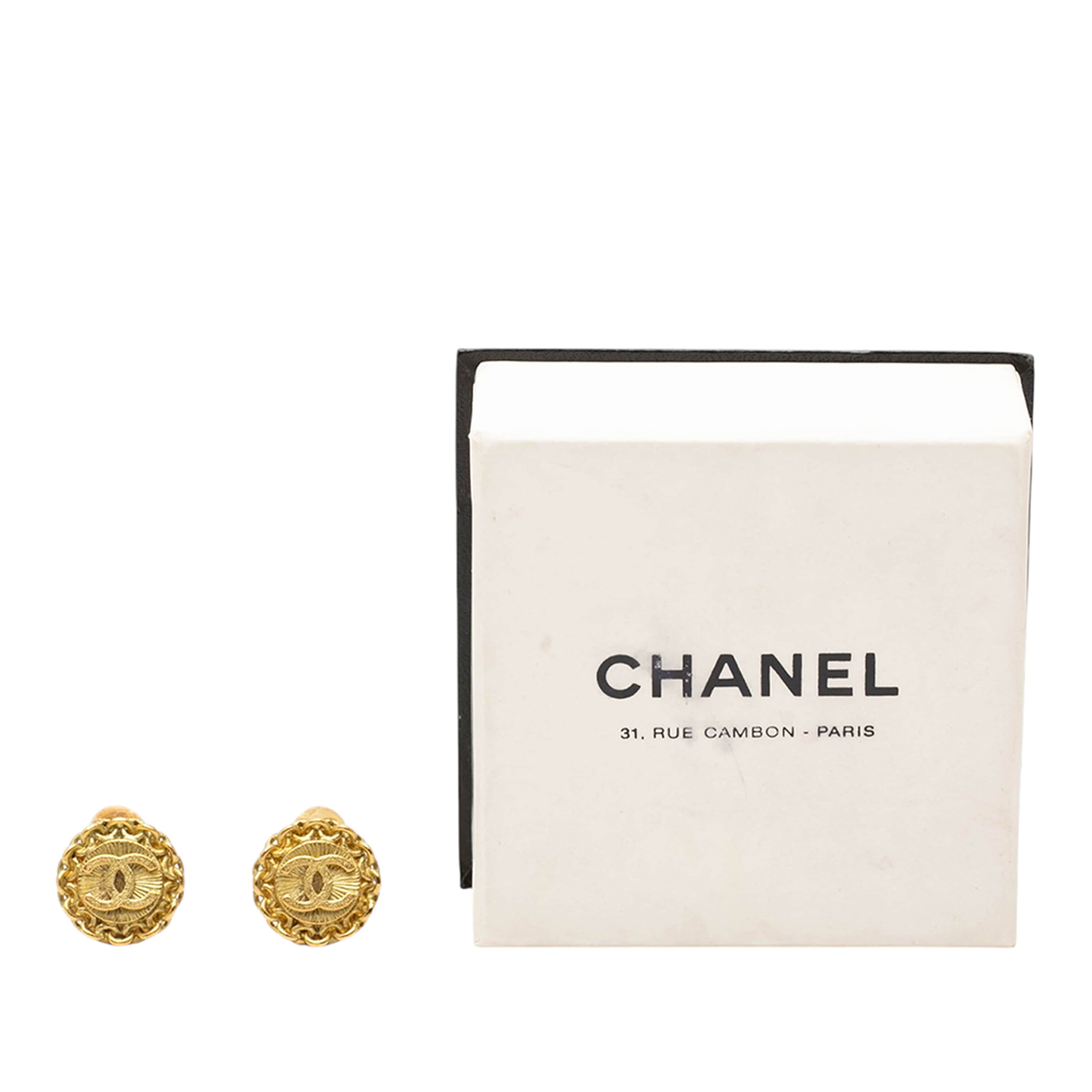 Chanel Cc Gold Plated Round Clip On Earrings, från Luxclusif, i färgen guld. Klicka för att öppna bilden i stort format