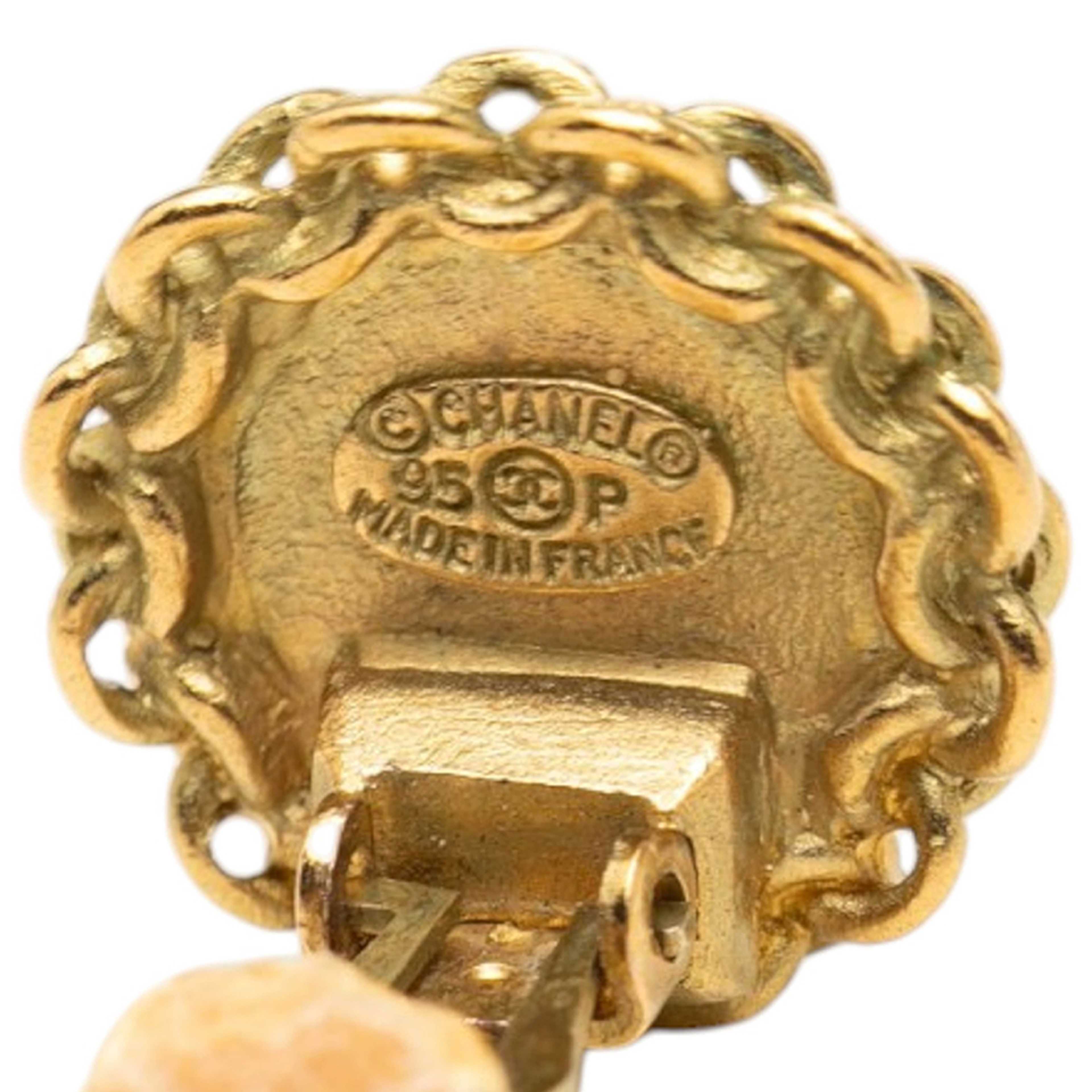 Chanel Cc Gold Plated Round Clip On Earrings, från Luxclusif, i färgen guld. Klicka för att öppna bilden i stort format