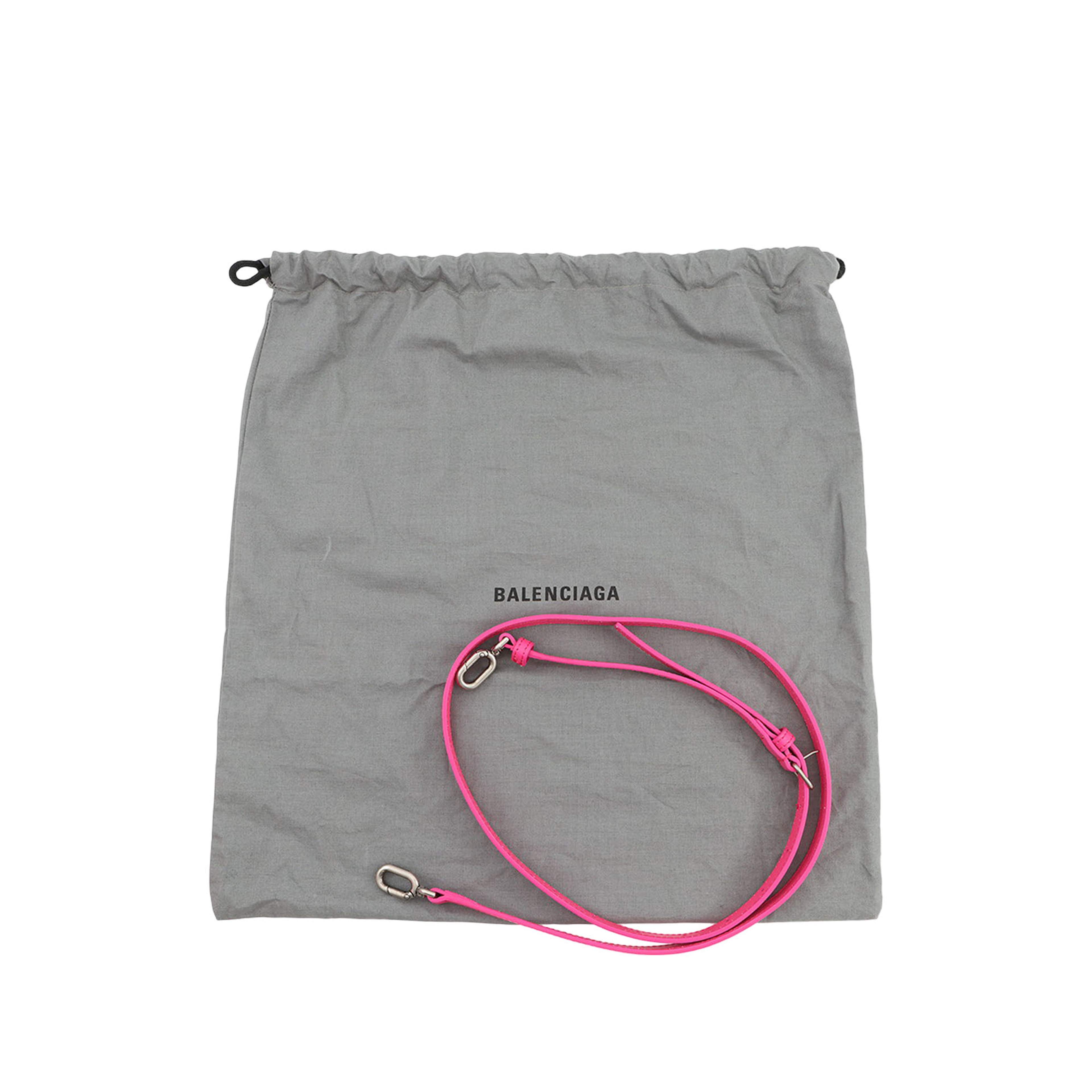 Balenciaga Small Shiny Box Calfskin Hourglass Satchel, från Luxclusif, i färgen rosa. Klicka för att öppna bilden i stort format