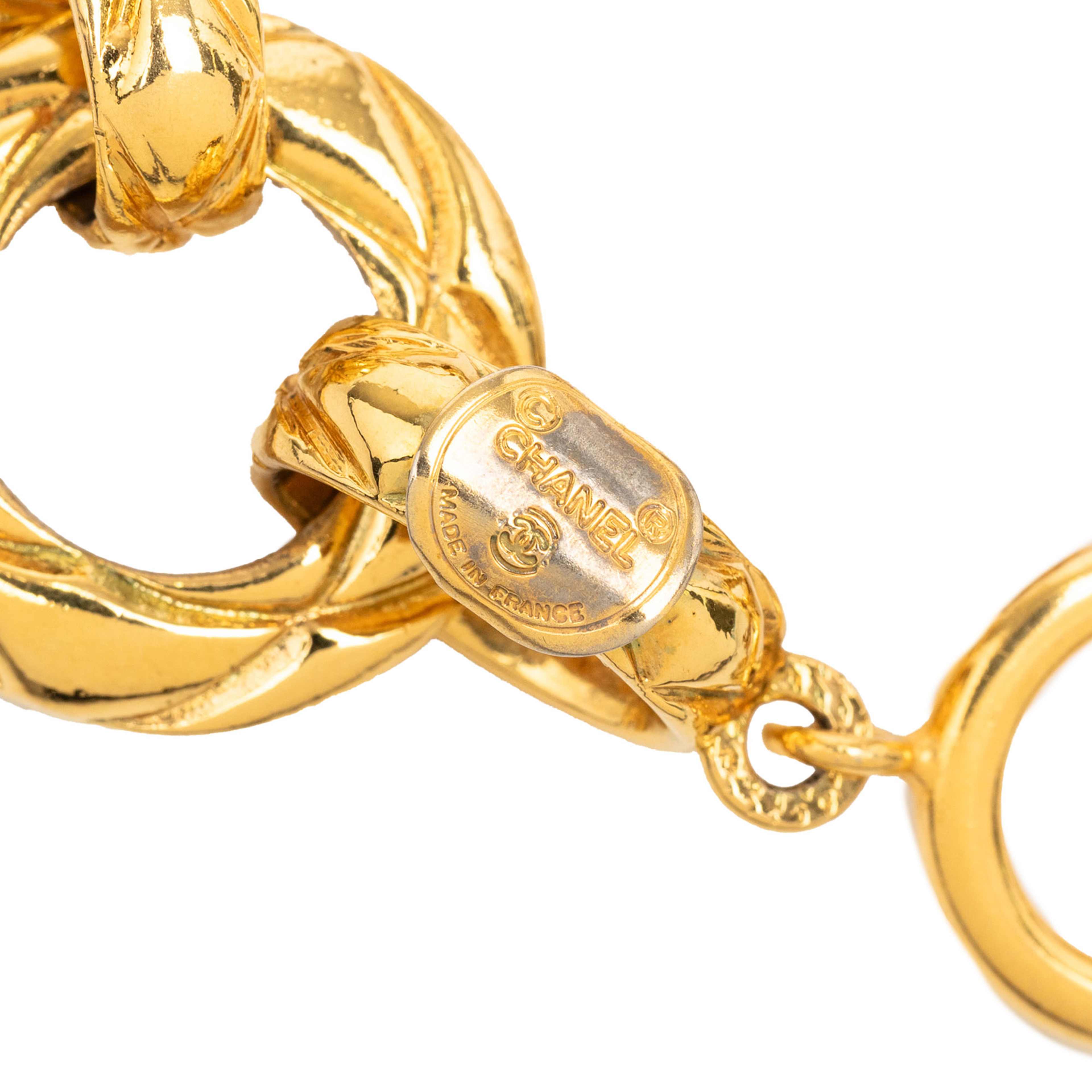 Chanel Gold Plated Quilted Chain Link Bracelet, från Luxclusif, i färgen gold. Klicka för att öppna bilden i stort format