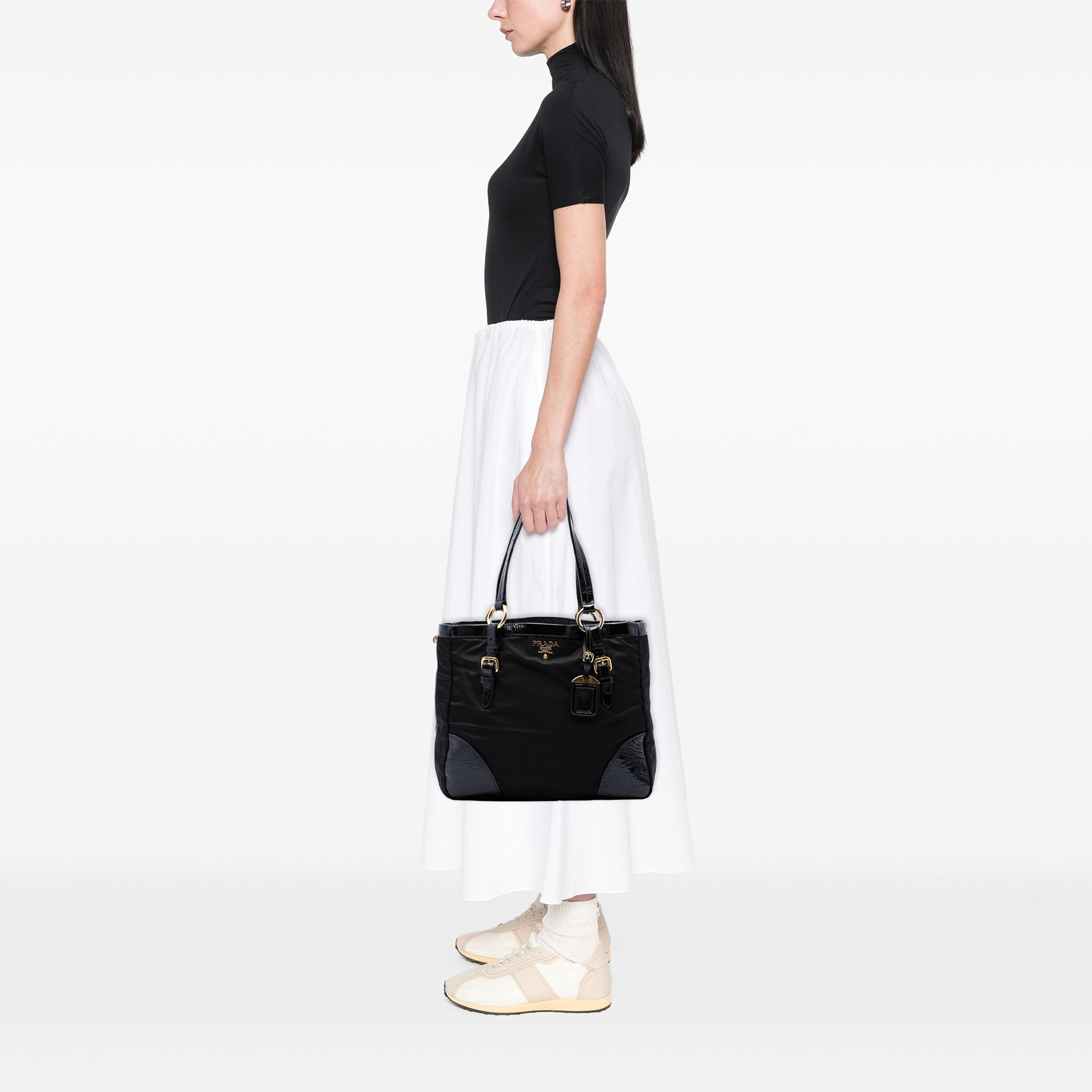 Prada Patent Trimmed Tessuto Expandable Zip Around Tote, från Luxclusif, i färgen svart. Klicka för att öppna bilden i stort format