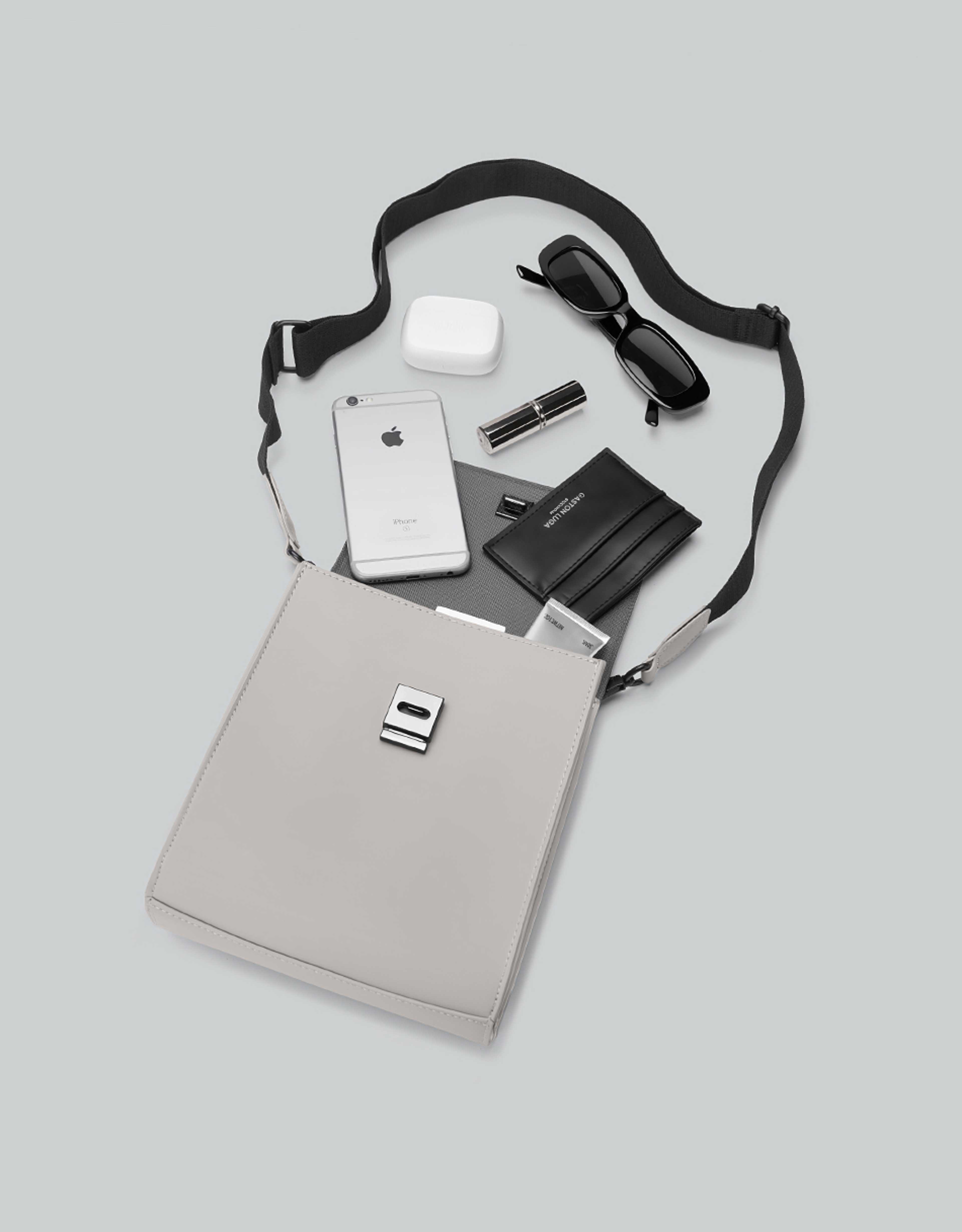 Spläsh Id Crossbody, från Gaston Luga, i färgen taupe. Klicka för att öppna bilden i stort format