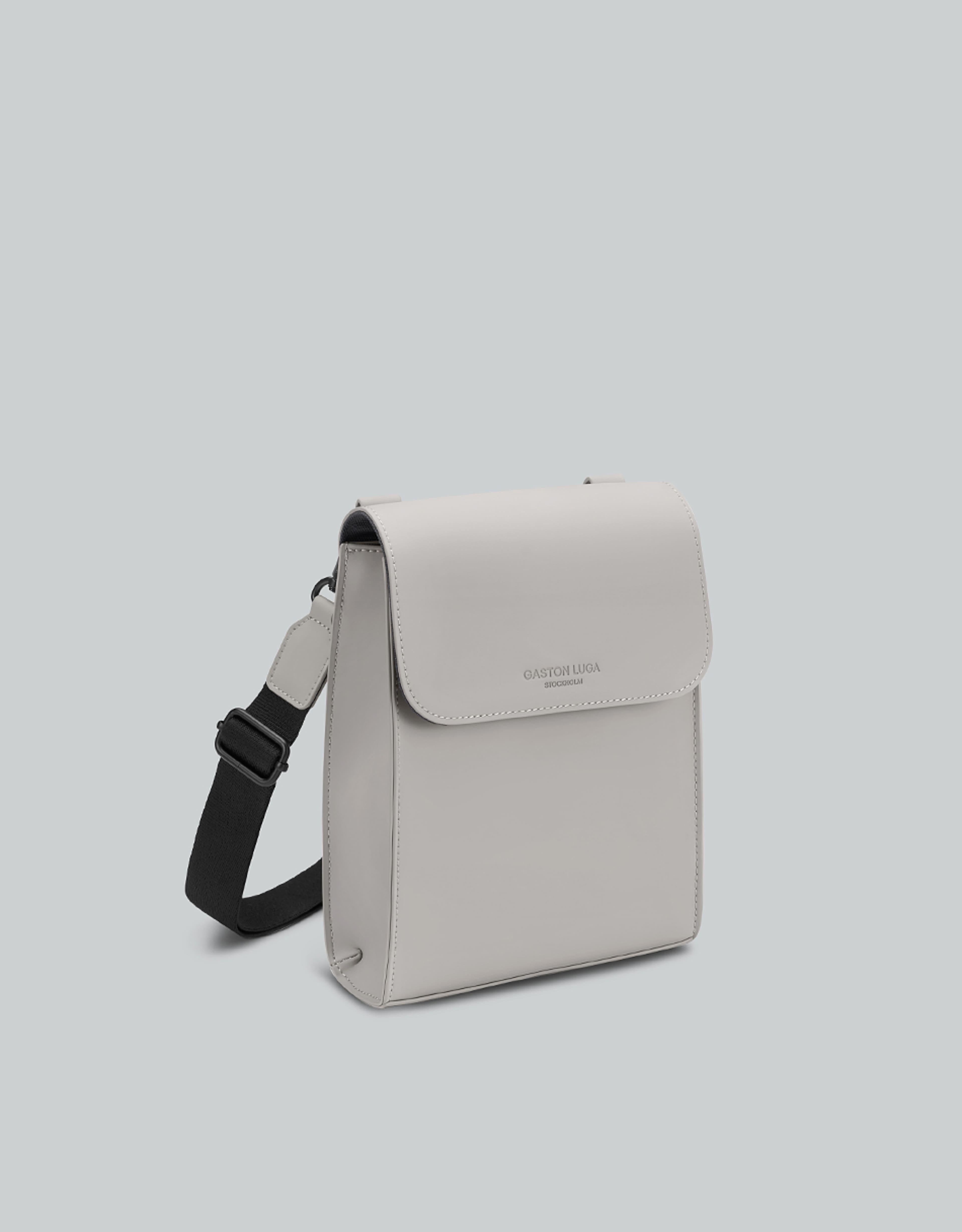 Spläsh Id Crossbody, från Gaston Luga, i färgen taupe. Klicka för att öppna bilden i stort format