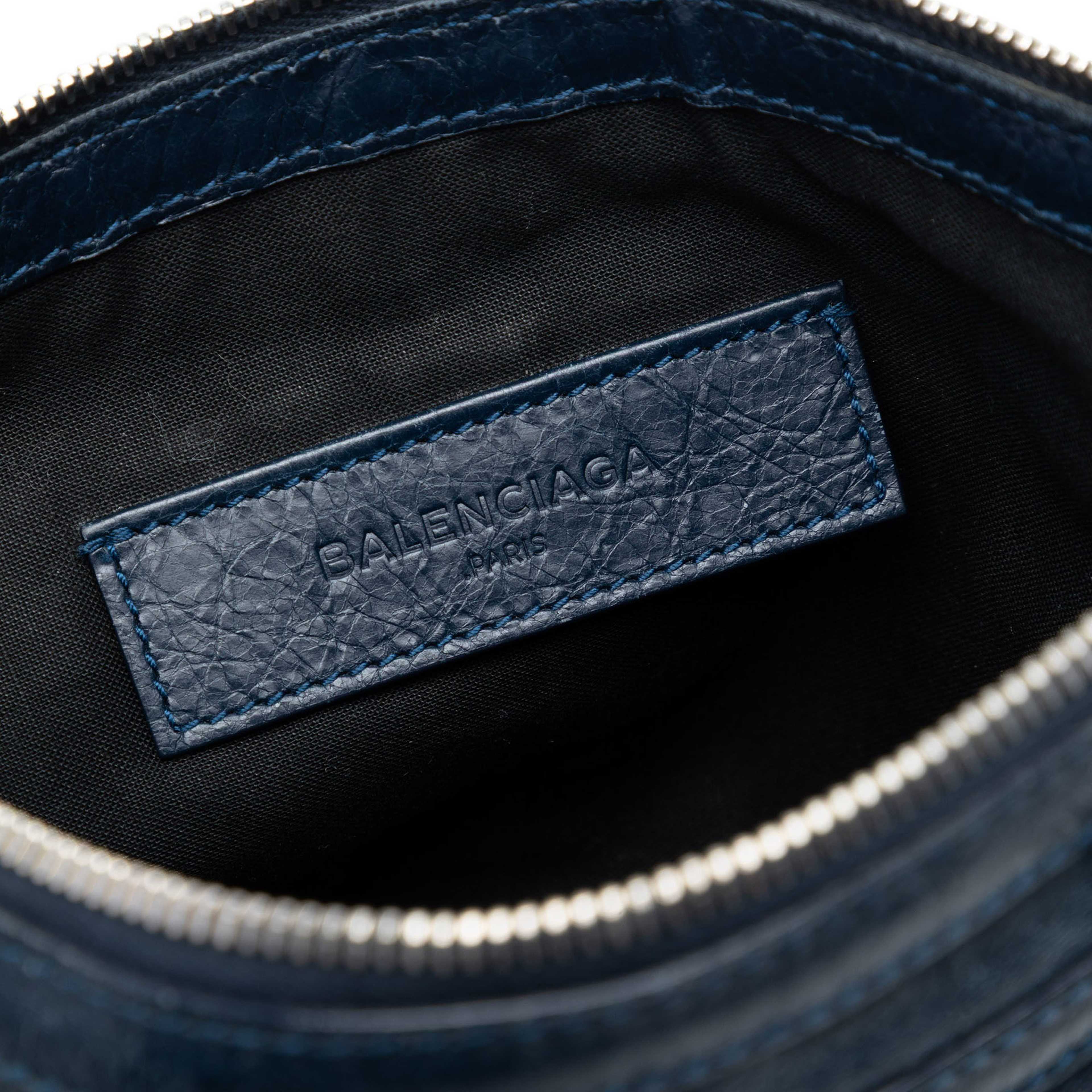 Balenciaga Lambskin Motocross Classic Clip S Clutch, från Luxclusif, i färgen blå. Klicka för att öppna bilden i stort format