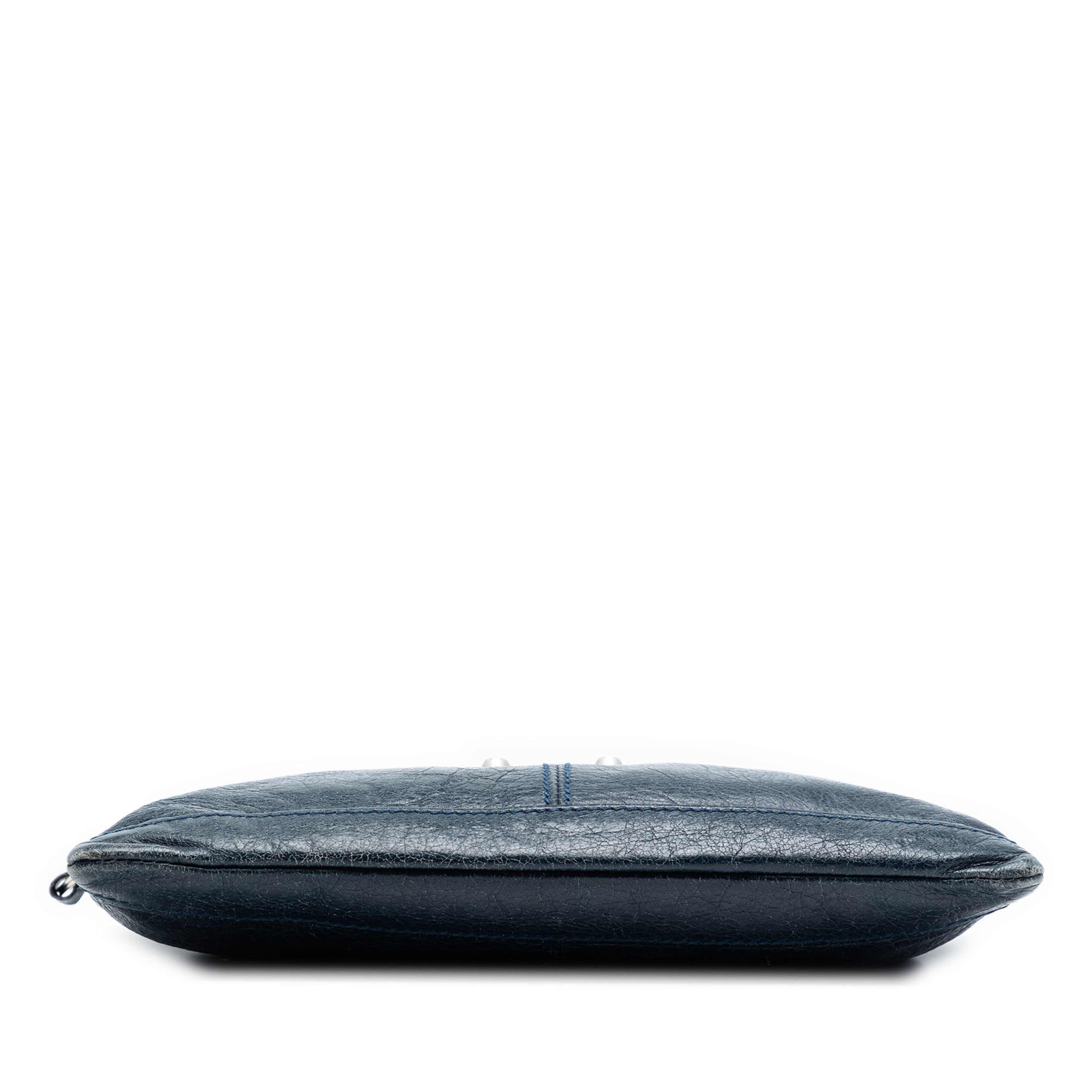 Balenciaga Lambskin Motocross Classic Clip S Clutch, från Luxclusif, i färgen blå. Klicka för att öppna bilden i stort format