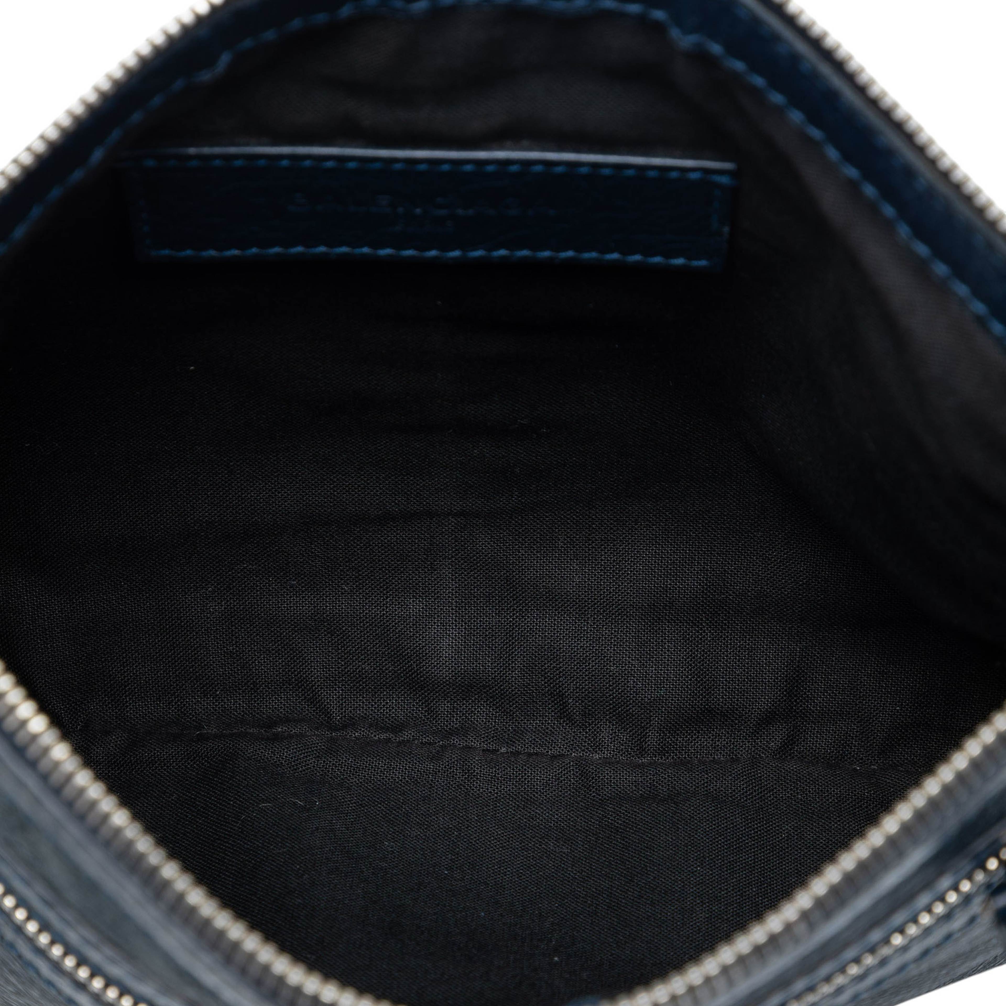 Balenciaga Lambskin Motocross Classic Clip S Clutch, från Luxclusif, i färgen blå. Klicka för att öppna bilden i stort format