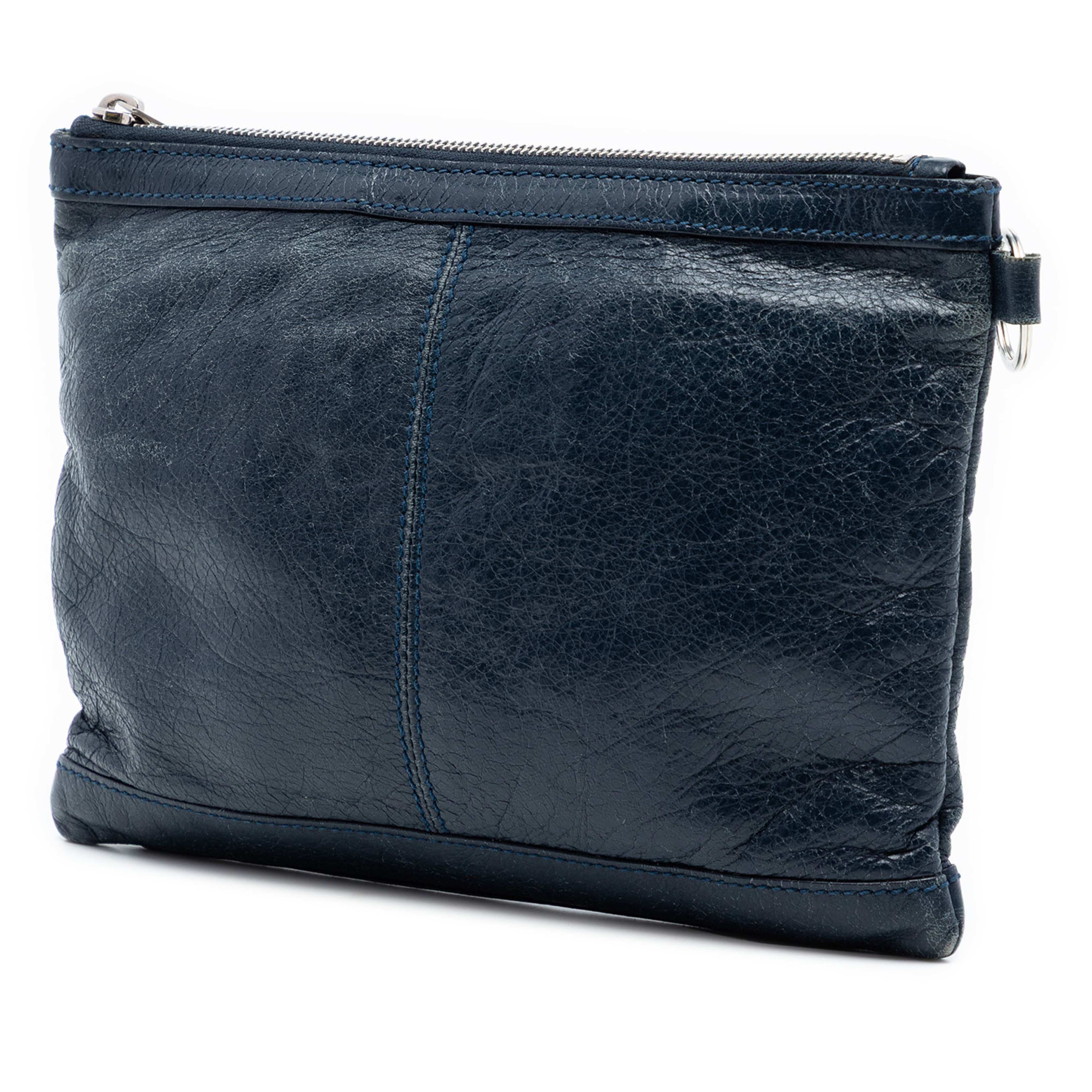 Balenciaga Lambskin Motocross Classic Clip S Clutch, från Luxclusif, i färgen blå. Klicka för att öppna bilden i stort format