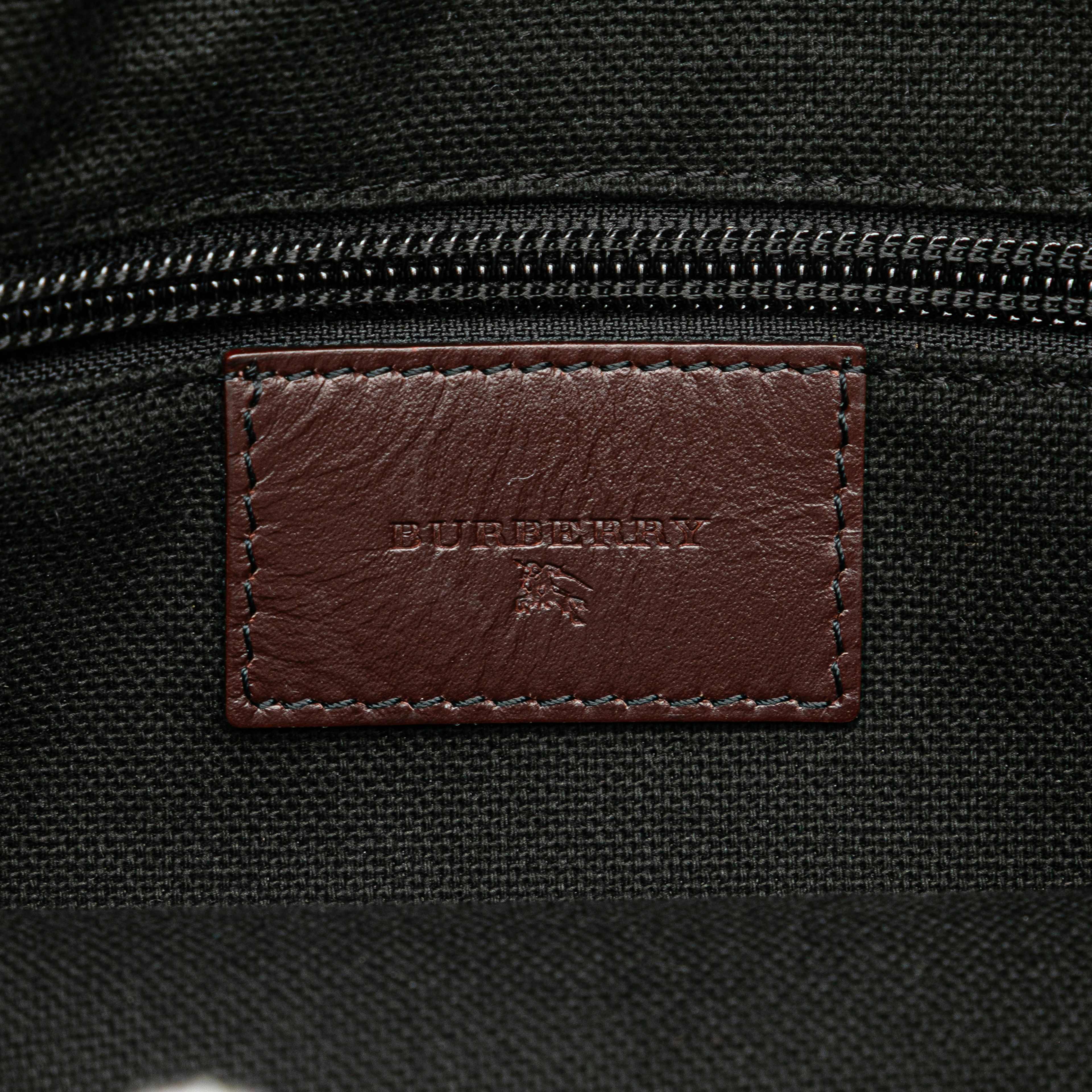 Burberry Haymarket Check Coated Canvas Crossbody, från Luxclusif, i färgen beige.