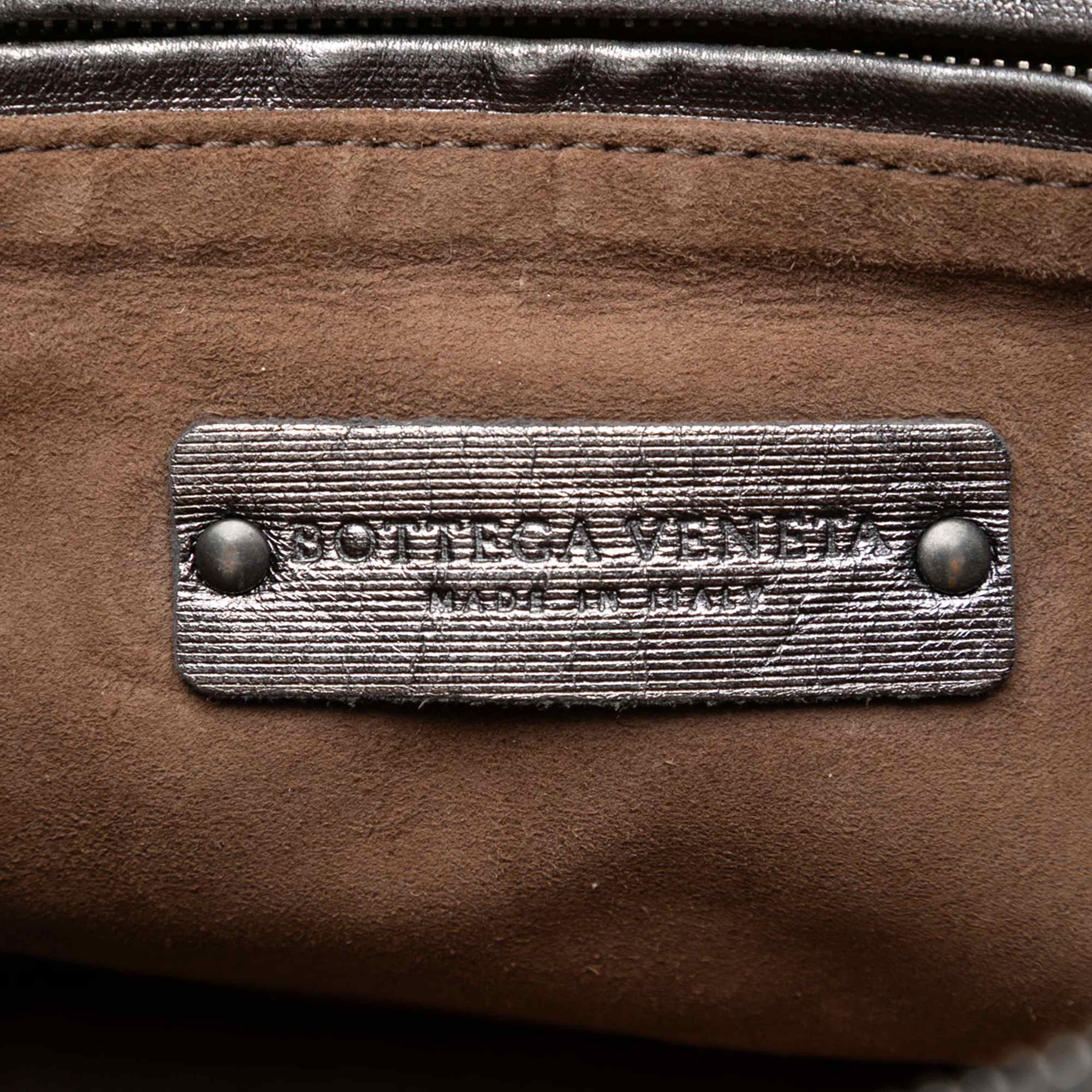 Bottega Veneta Metallic Nappa Intrecciato Nodini Crossbody, från Luxclusif, i färgen dark gray. Klicka för att öppna bilden i stort format