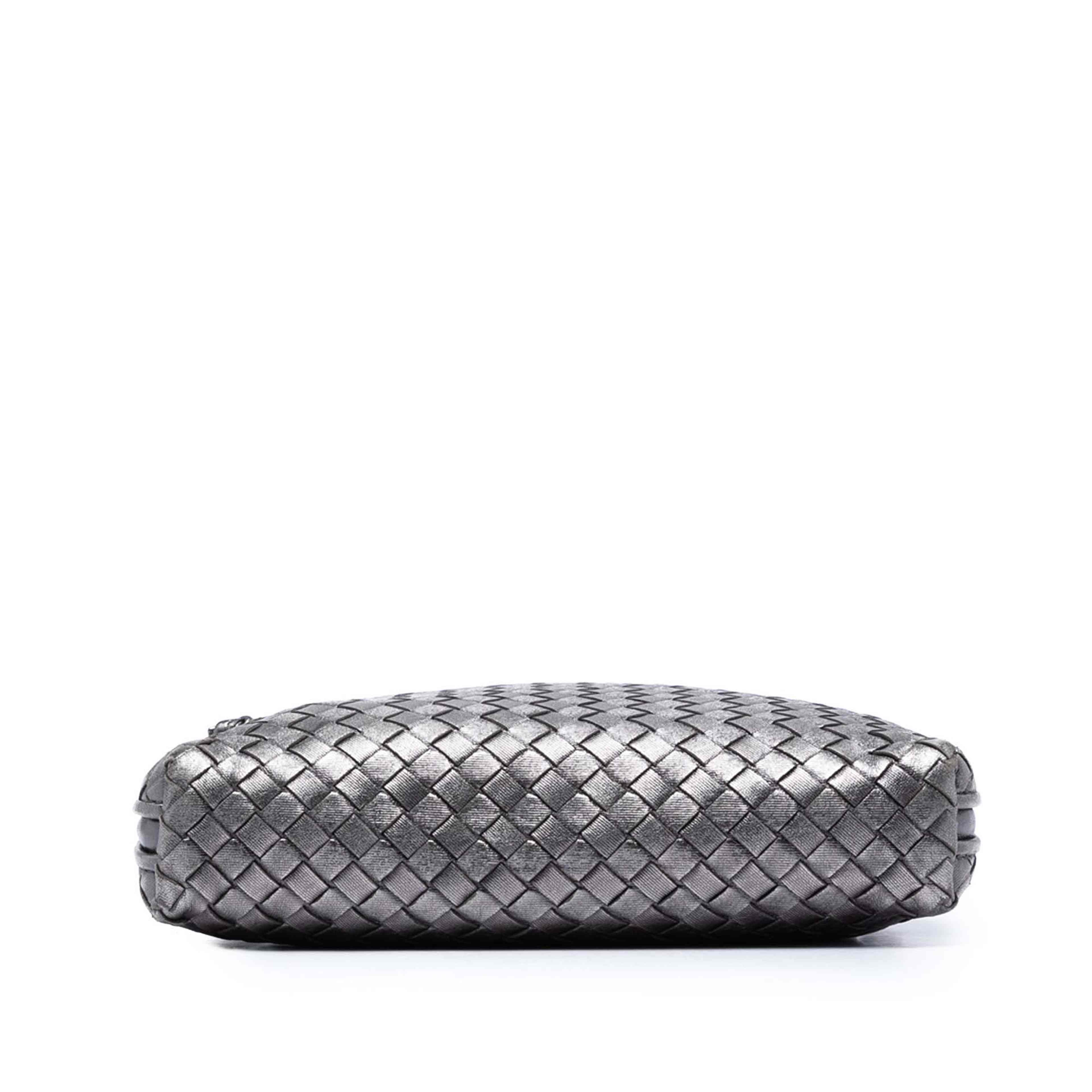 Bottega Veneta Metallic Nappa Intrecciato Nodini Crossbody, från Luxclusif, i färgen dark gray. Klicka för att öppna bilden i stort format