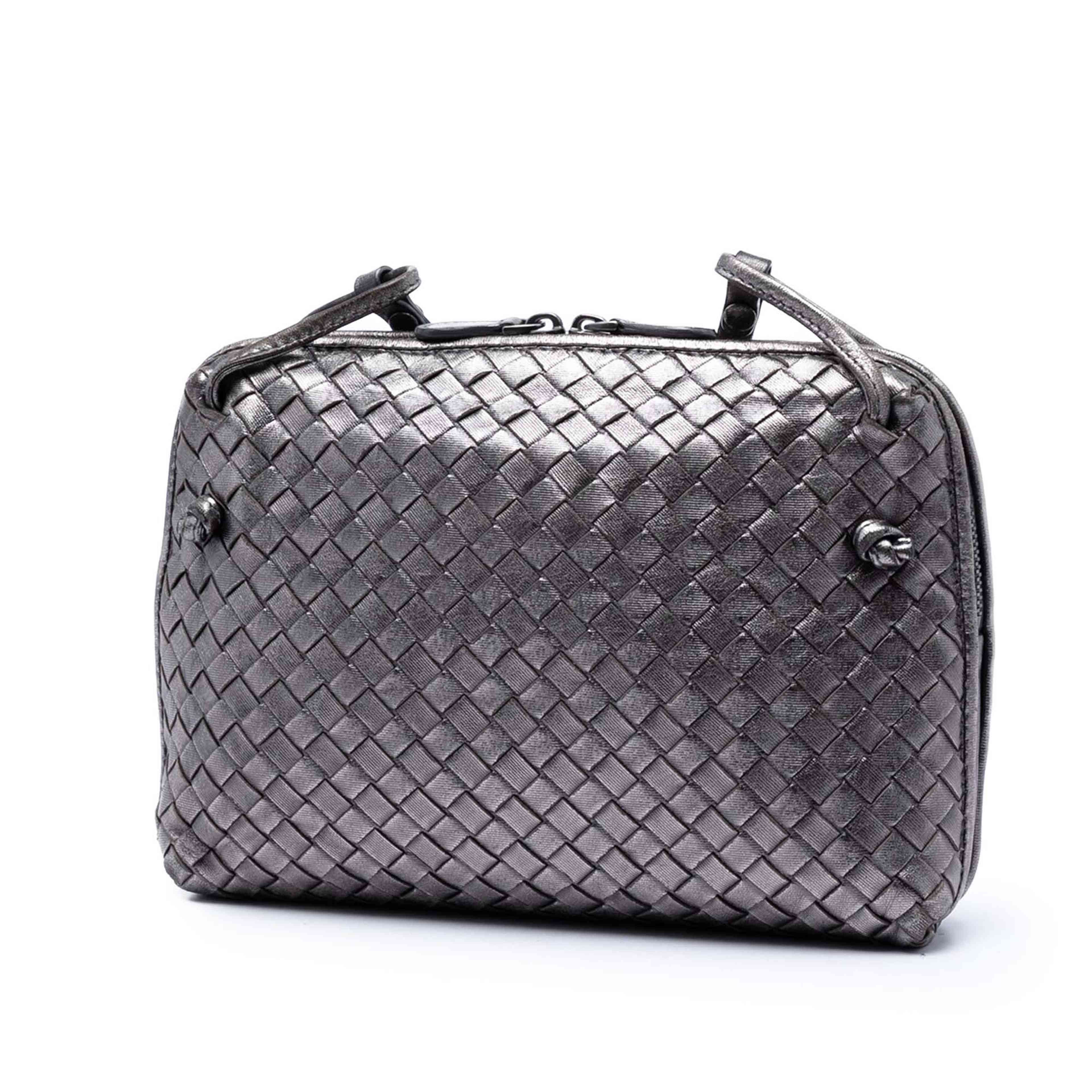 Bottega Veneta Metallic Nappa Intrecciato Nodini Crossbody, från Luxclusif, i färgen dark gray. Klicka för att öppna bilden i stort format