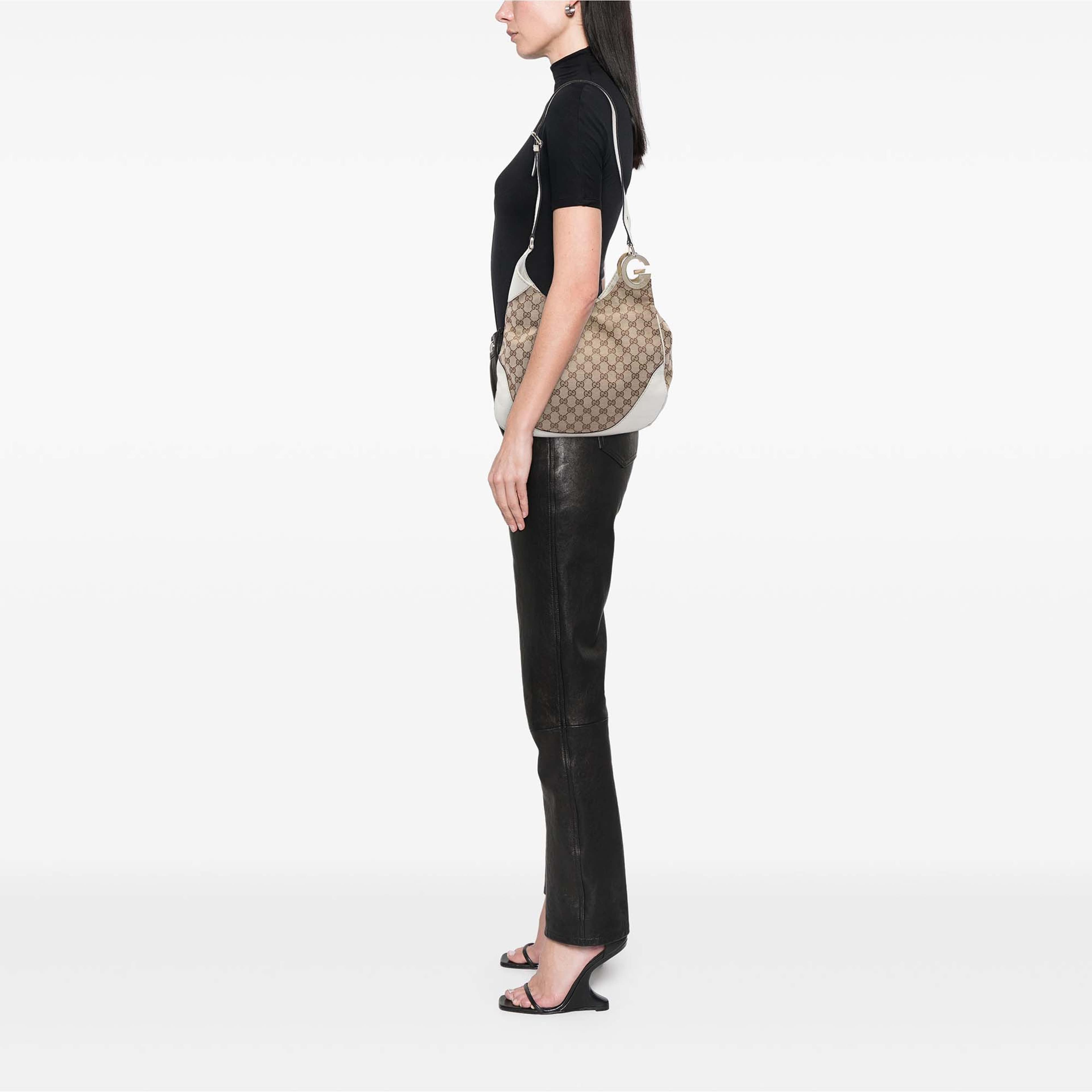 Gucci Gg Canvas Charlotte Crossbody, från Luxclusif, i färgen vit. Klicka för att öppna bilden i stort format