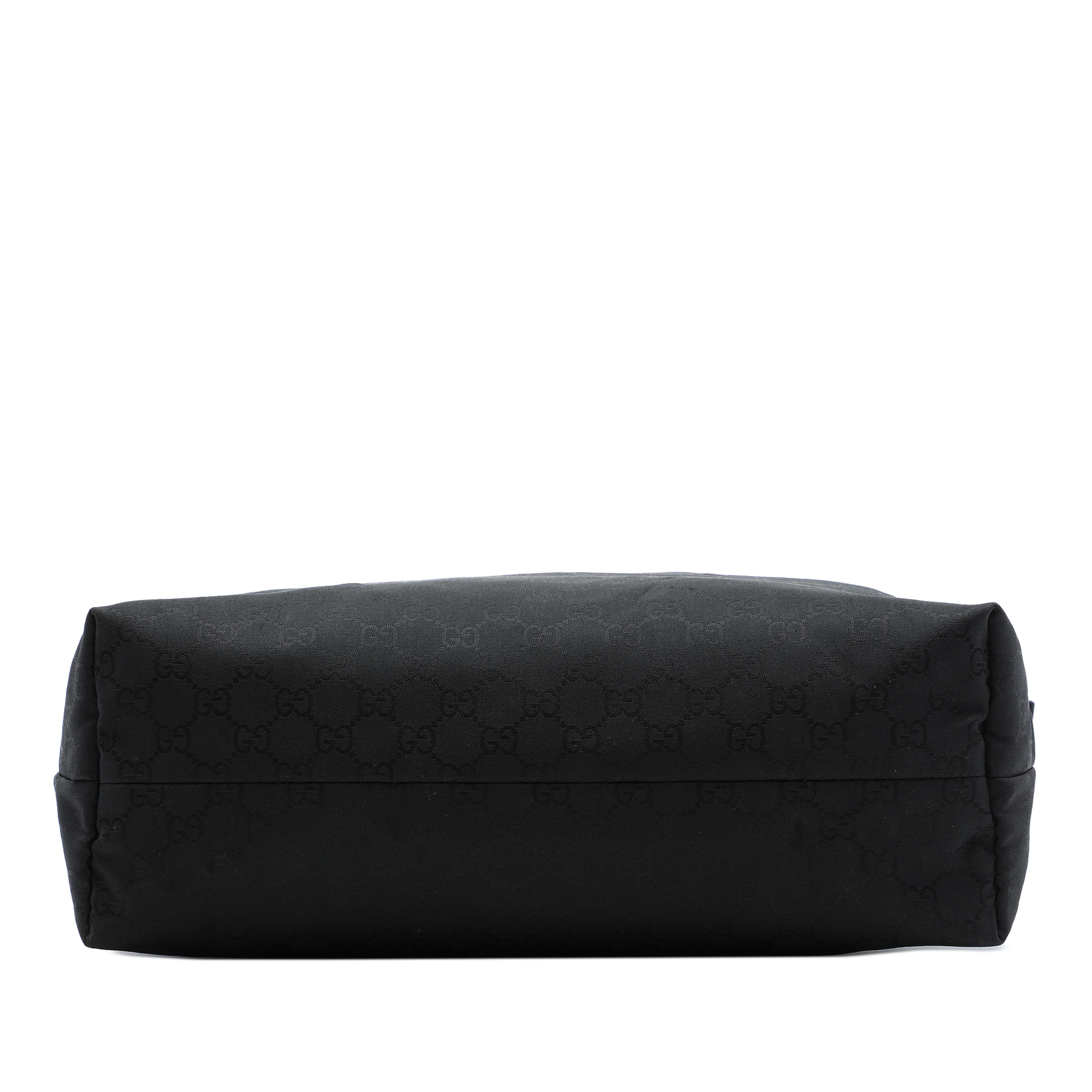 Gucci Gg Nylon Crossbody, från Luxclusif, i färgen svart. Klicka för att öppna bilden i stort format