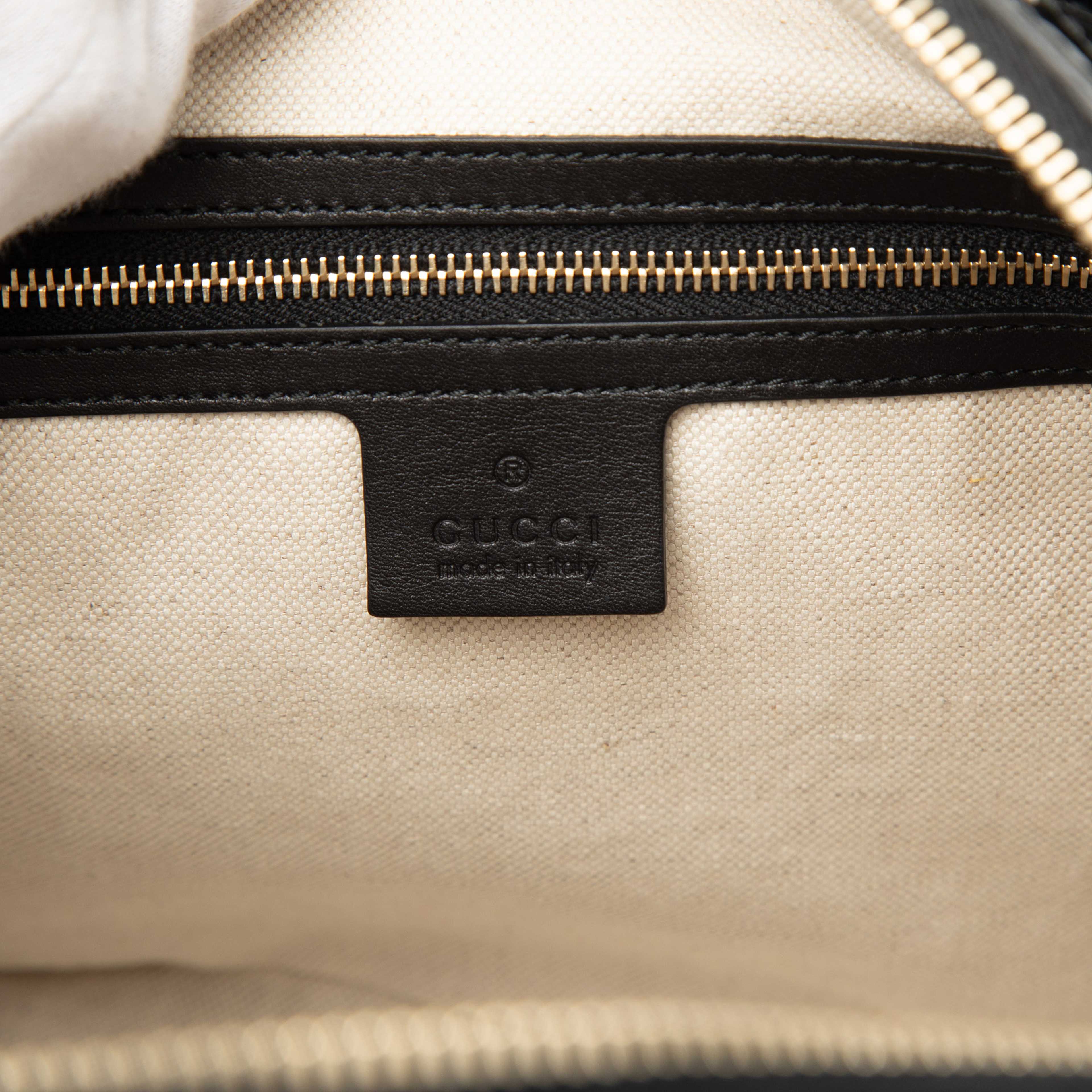 Gucci Large Microguccissima Patent Dome Satchel, från Luxclusif, i färgen black. Klicka för att öppna bilden i stort format