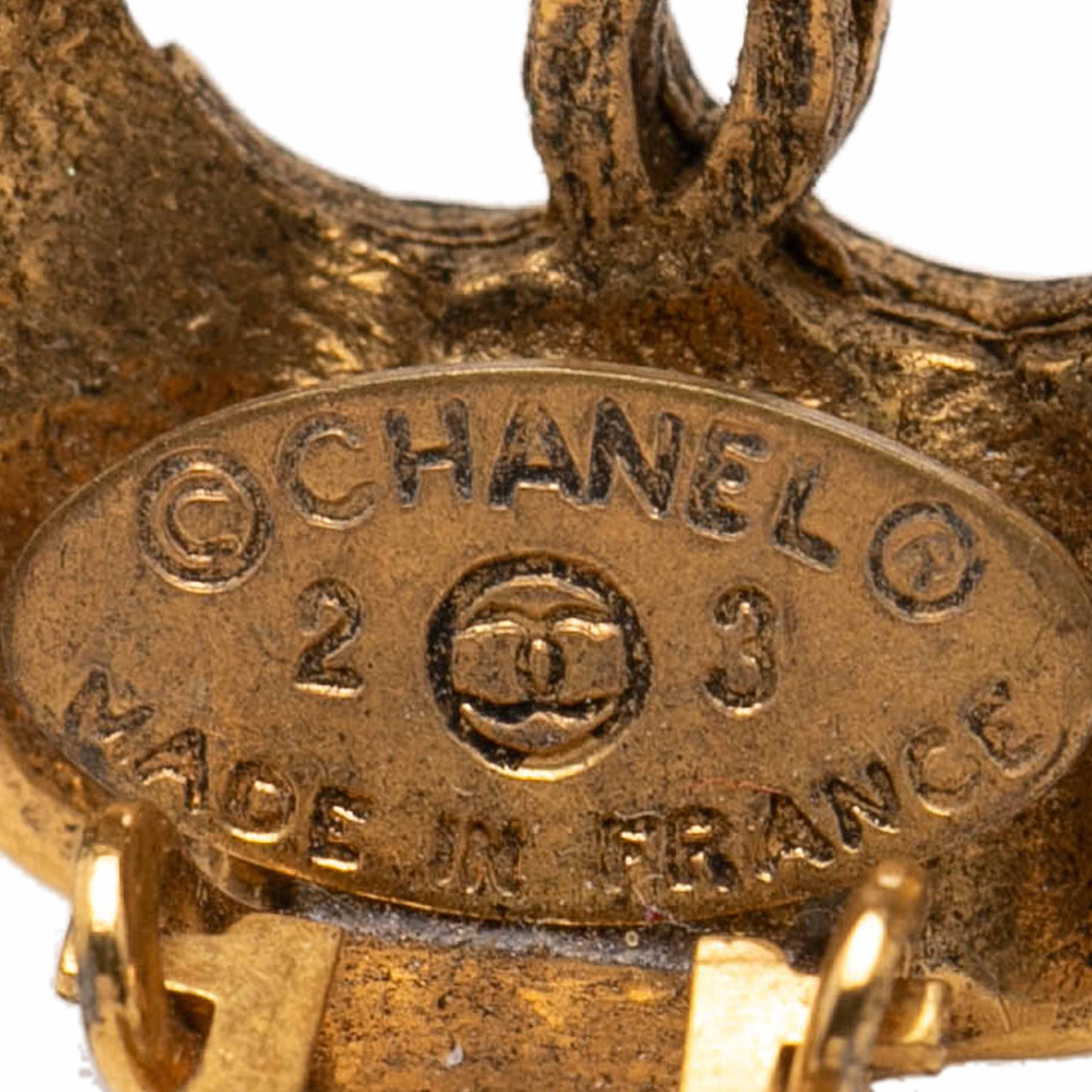 Chanel Cc Gold Plated Round Clip On Earrings, från Luxclusif, i färgen gold. Klicka för att öppna bilden i stort format