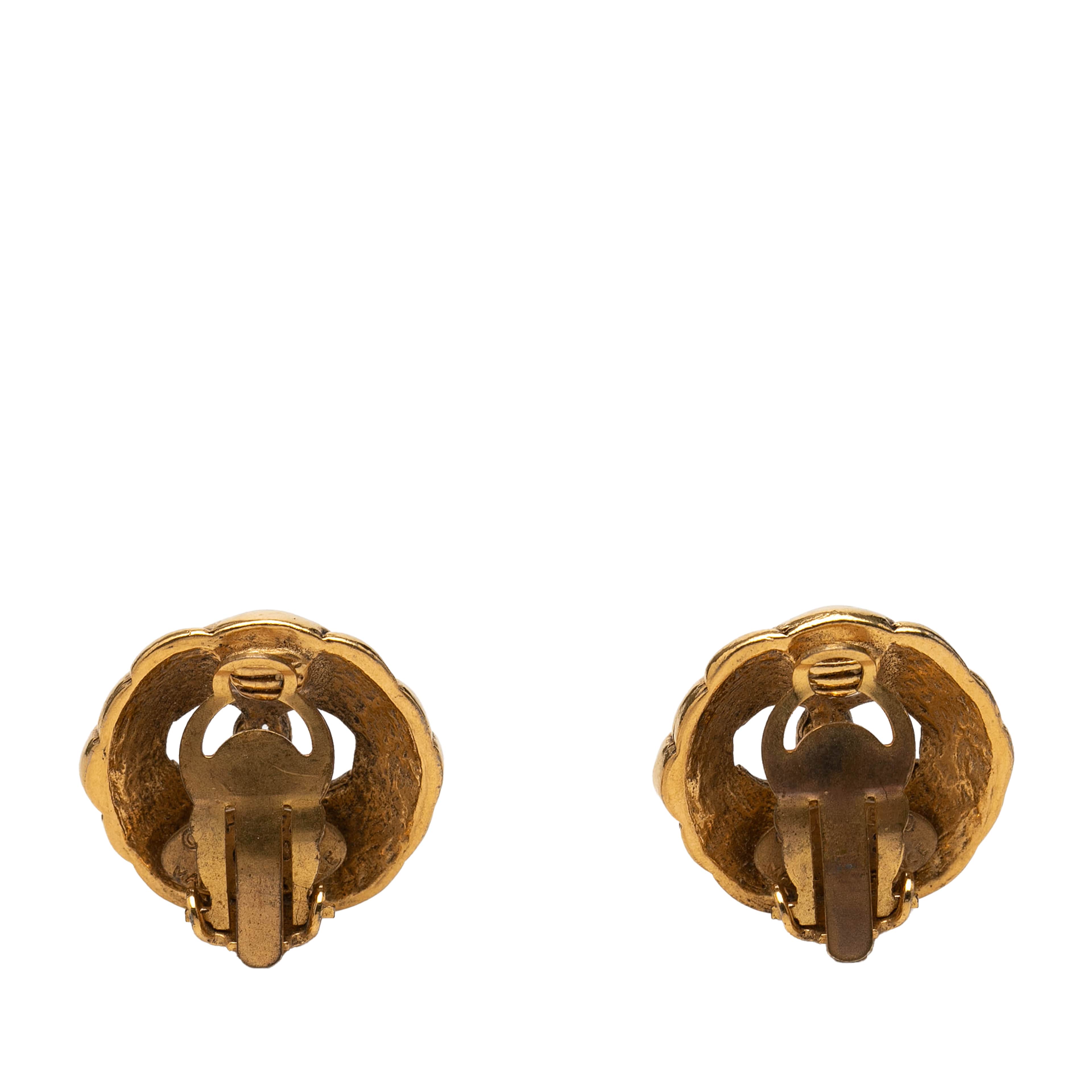 Chanel Cc Gold Plated Round Clip On Earrings, från Luxclusif, i färgen gold. Klicka för att öppna bilden i stort format