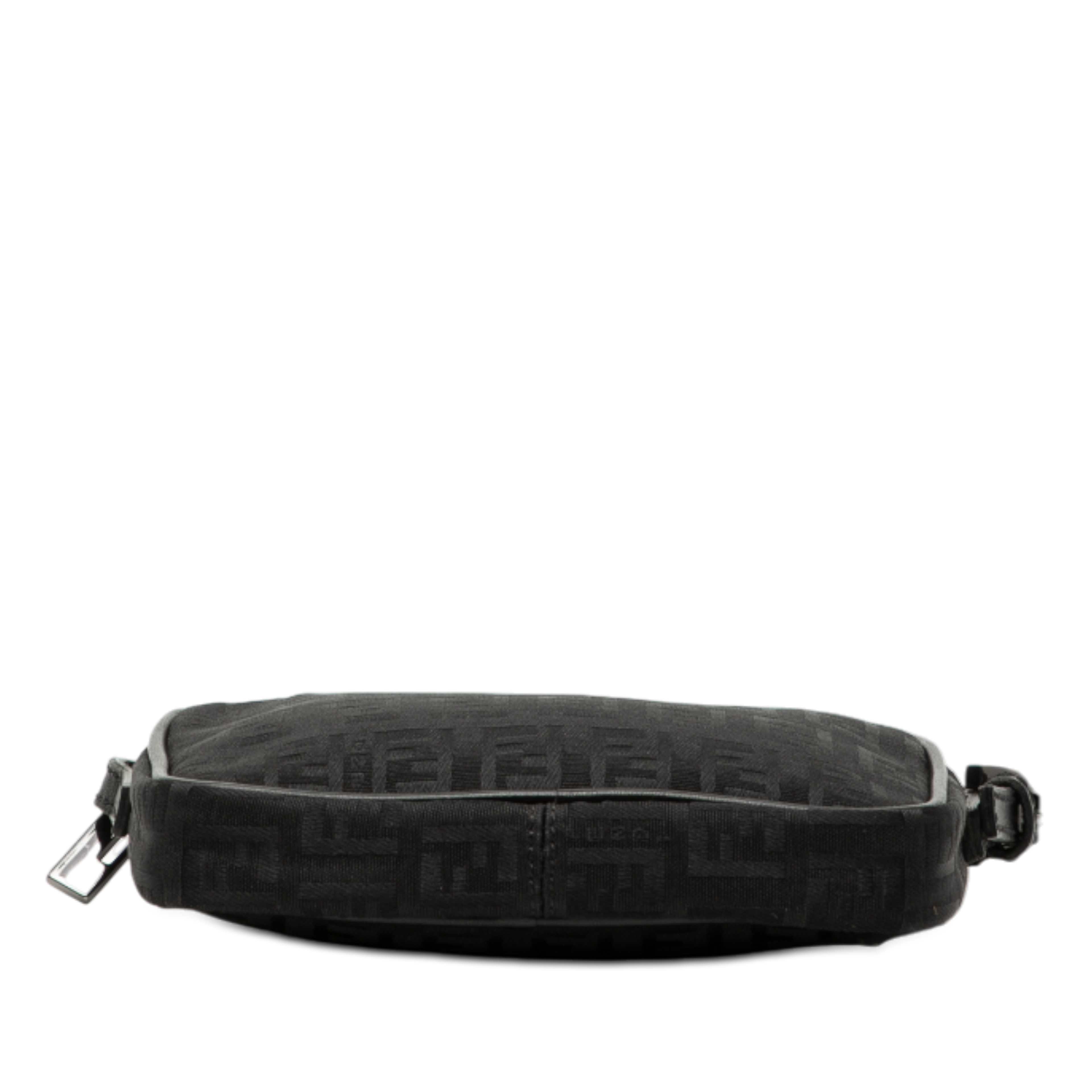 Fendi Mini Zucchino Canvas Zip Crossbody, från Luxclusif, i färgen black. Klicka för att öppna bilden i stort format