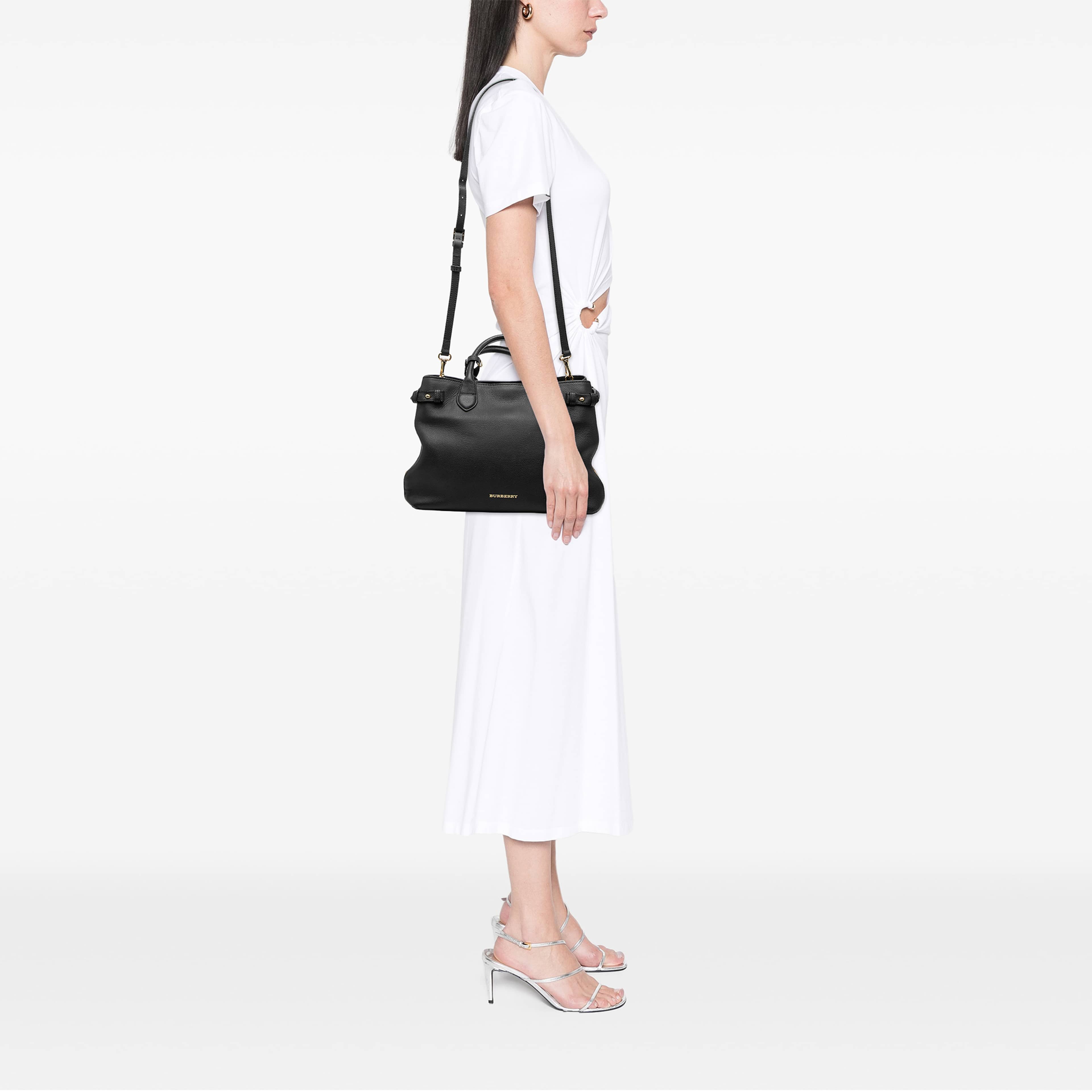 Burberry Medium Leather And House Check Banner Satchel, från Luxclusif, i färgen svart. Klicka för att öppna bilden i stort format