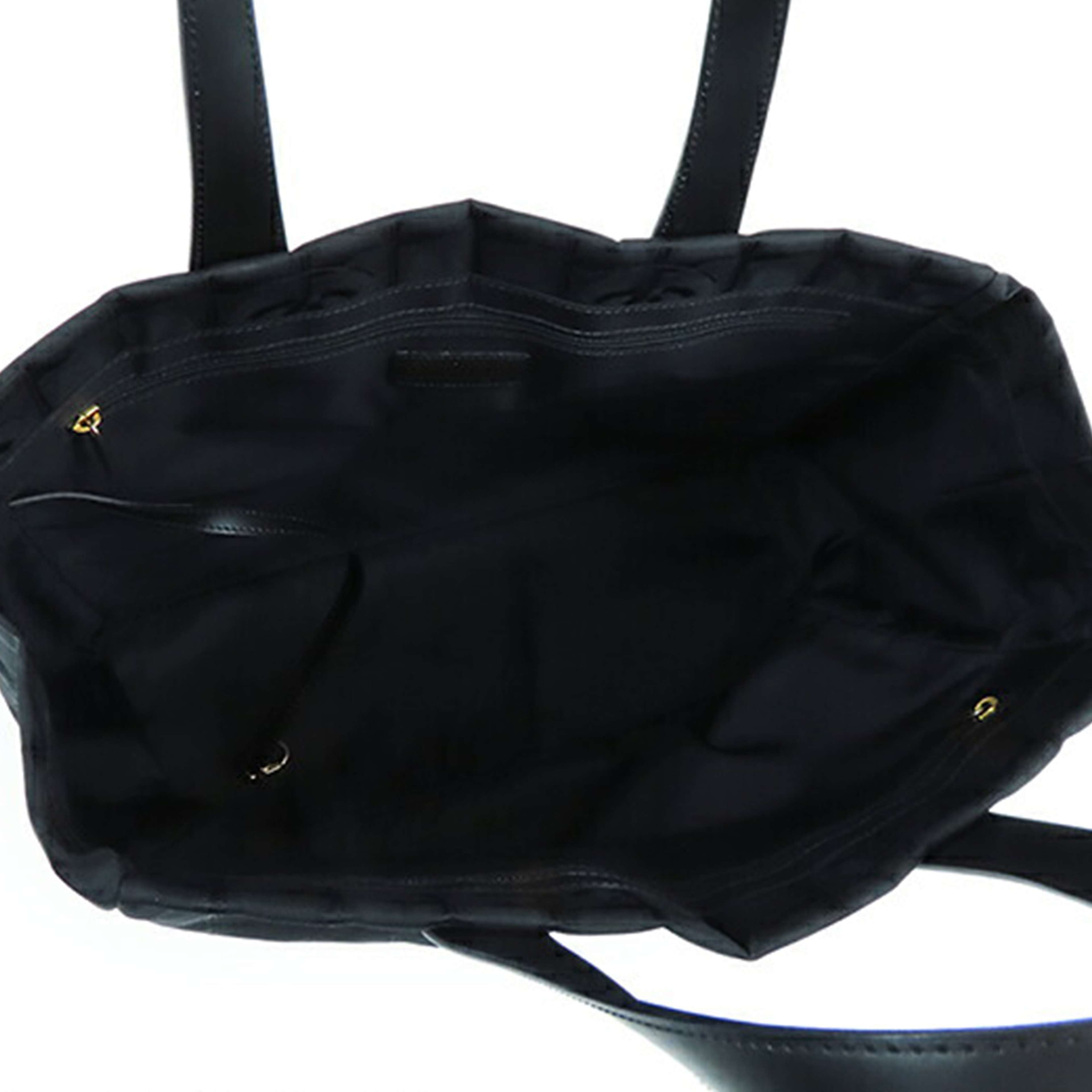 Chanel New Travel Line Nylon Tote, från Luxclusif, i färgen black. Klicka för att öppna bilden i stort format