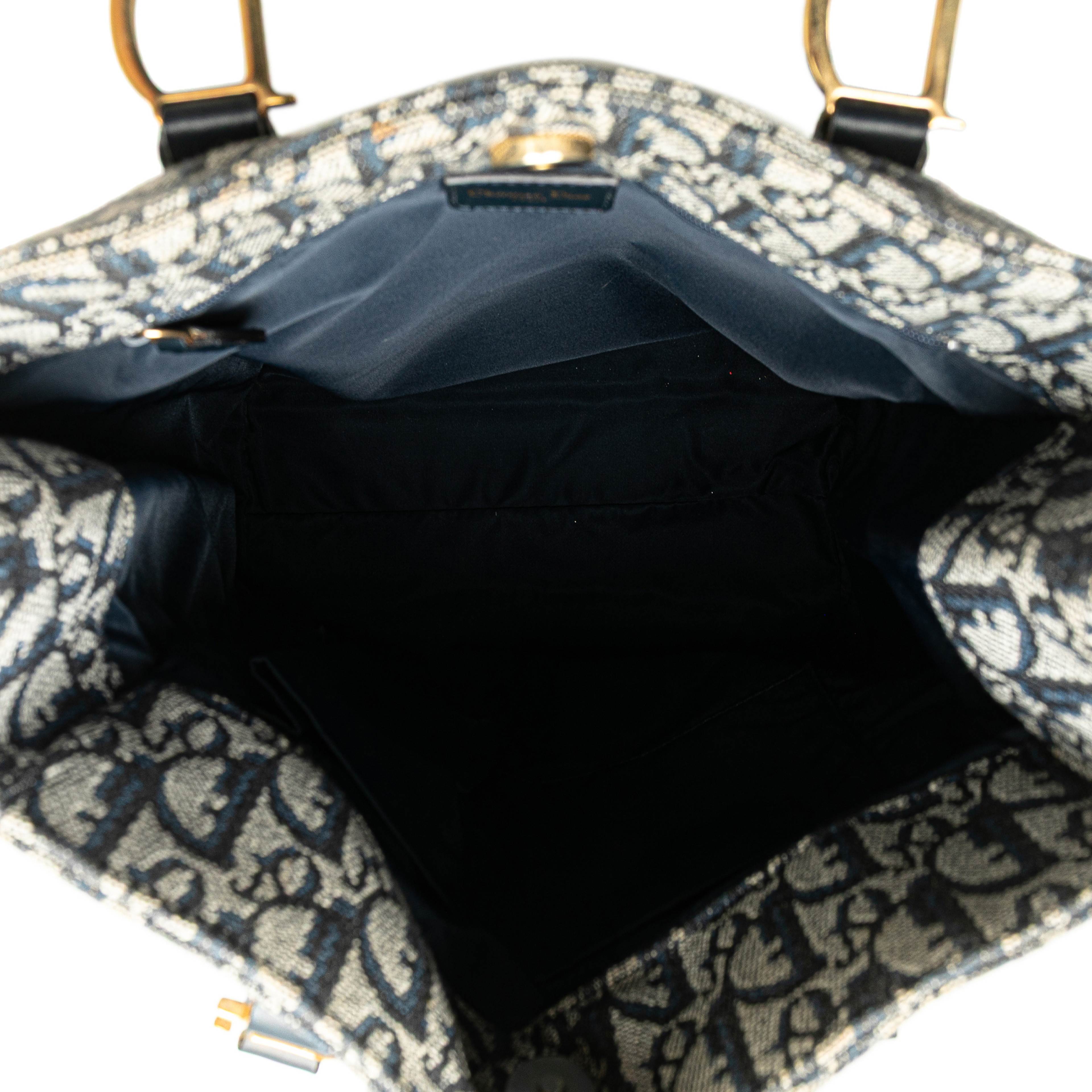 Dior Diorissimo Trotter Canvas Tote, från Luxclusif, i färgen blue.