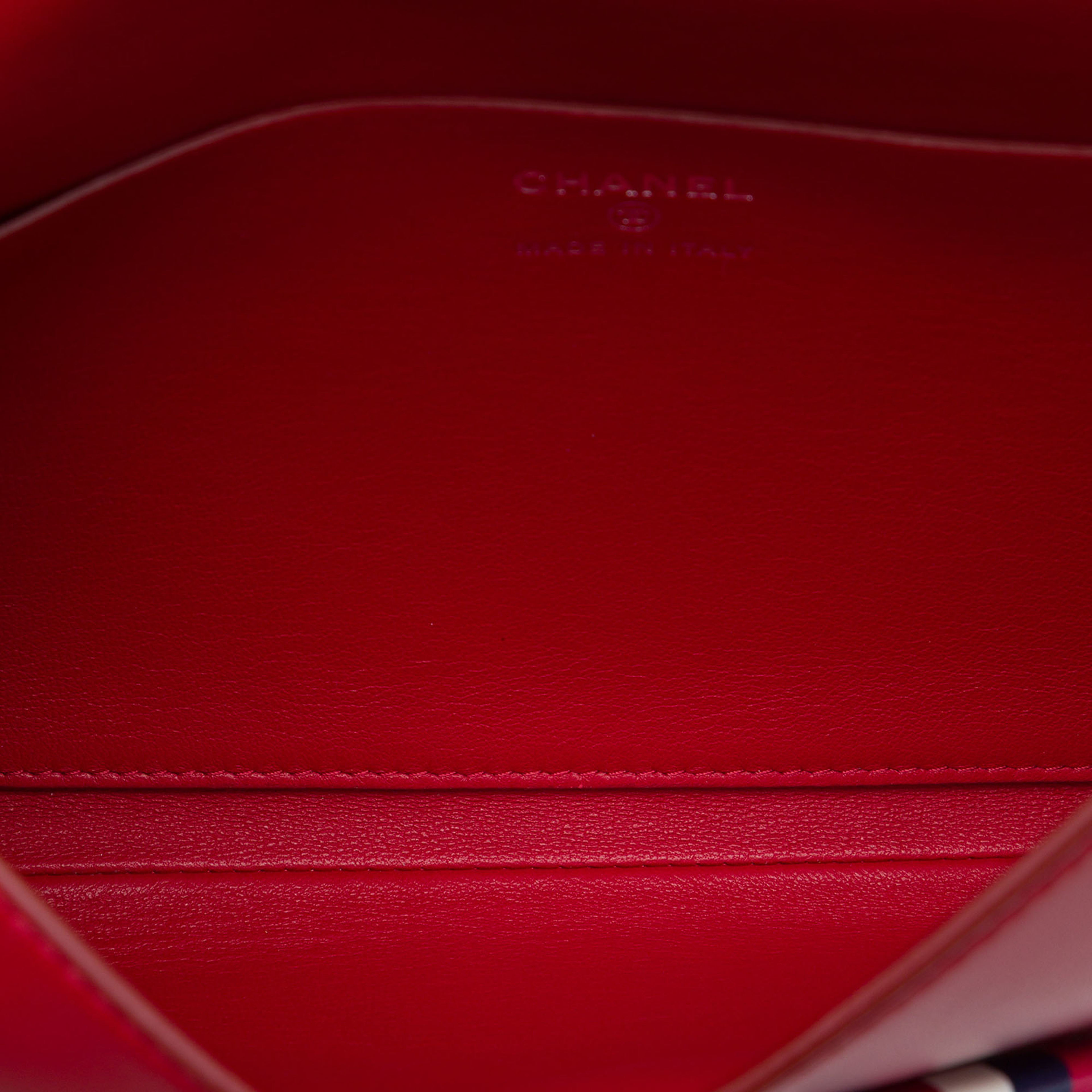 Chanel Cc Lambskin Airlines Envelope Clutch, från Luxclusif, i färgen röd. Klicka för att öppna bilden i stort format