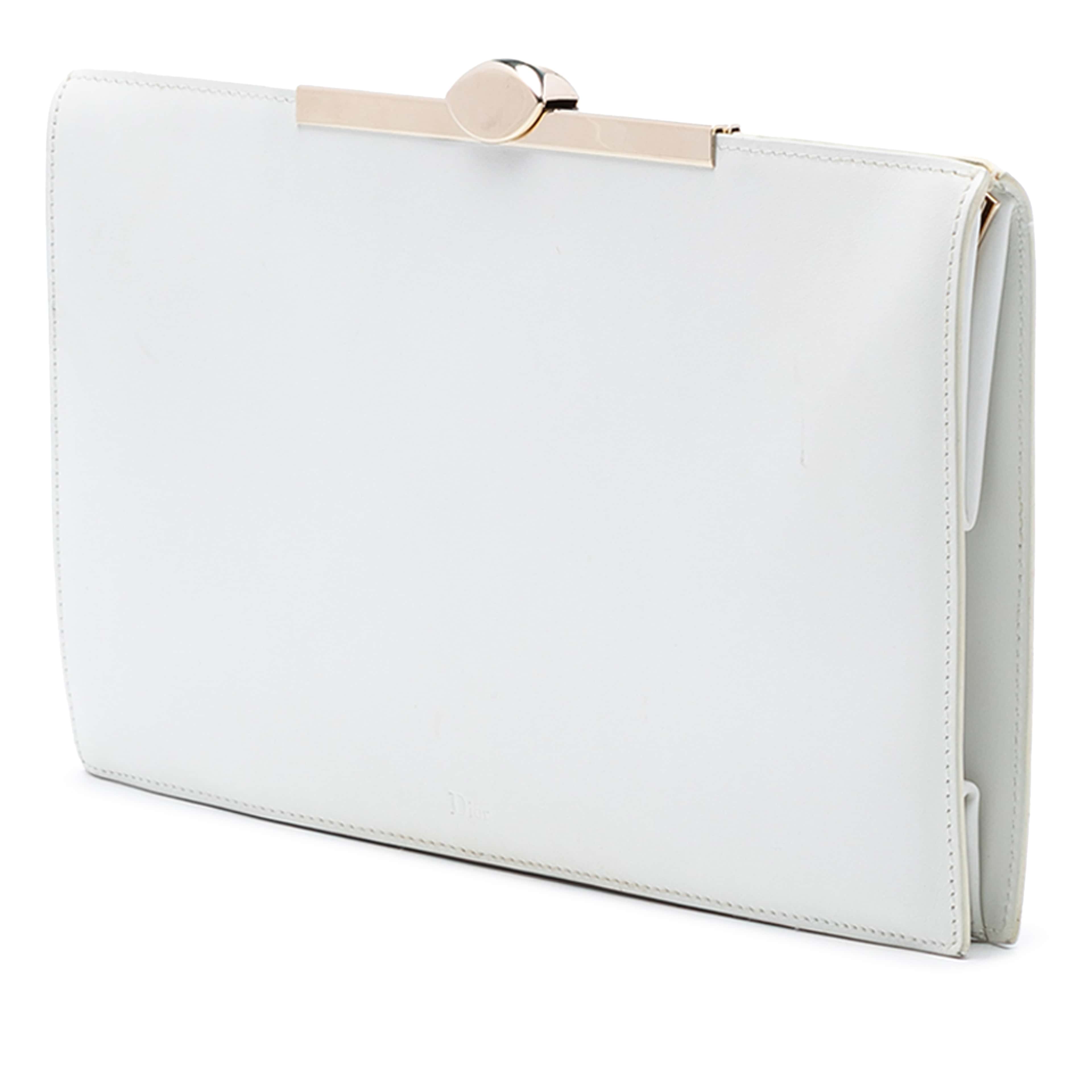 Dior Leather Clasp Clutch, från Luxclusif, i färgen white. Klicka för att öppna bilden i stort format