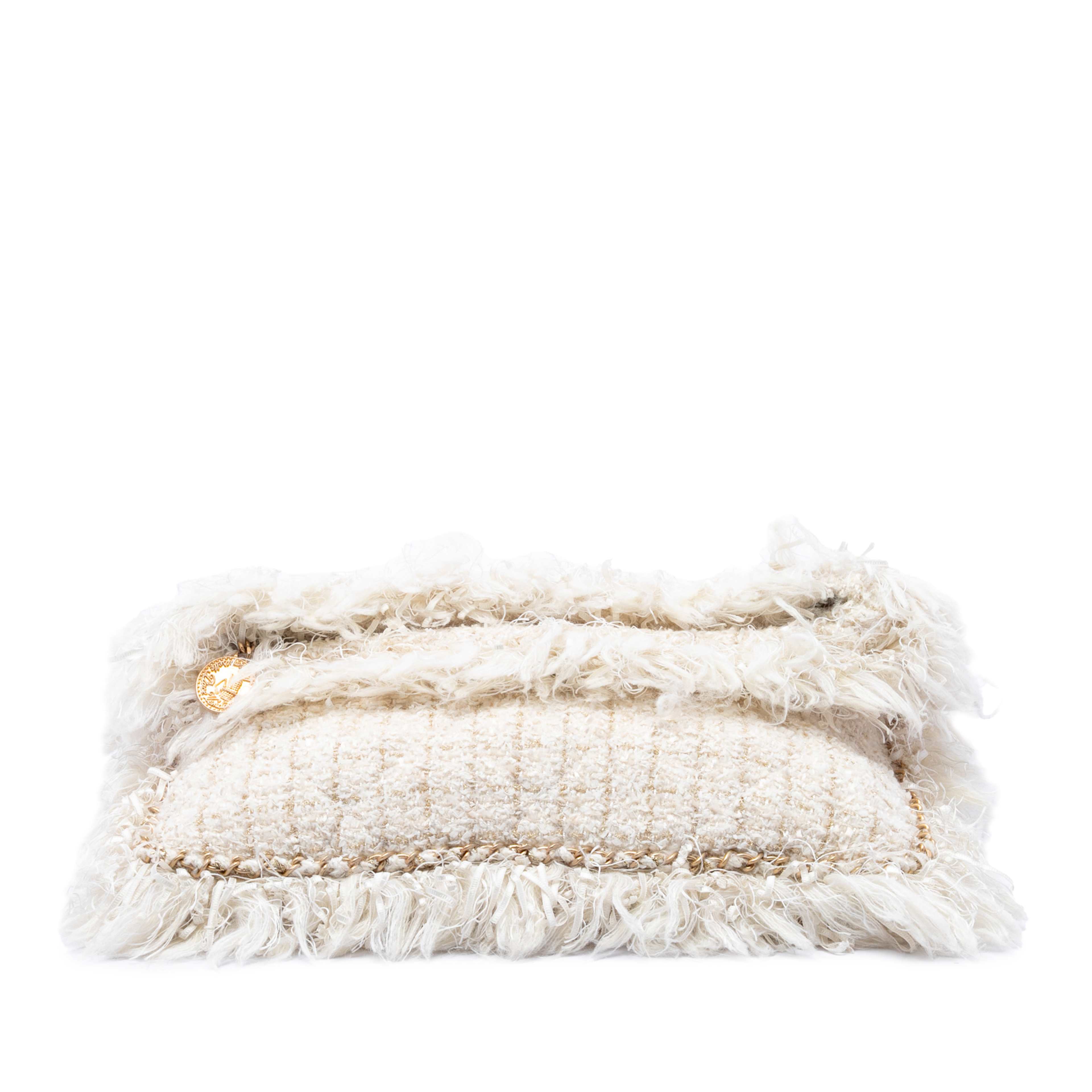 Chanel Paris Cosmopolite Tweed Fringe Clutch, från Luxclusif, i färgen brun. Klicka för att öppna bilden i stort format