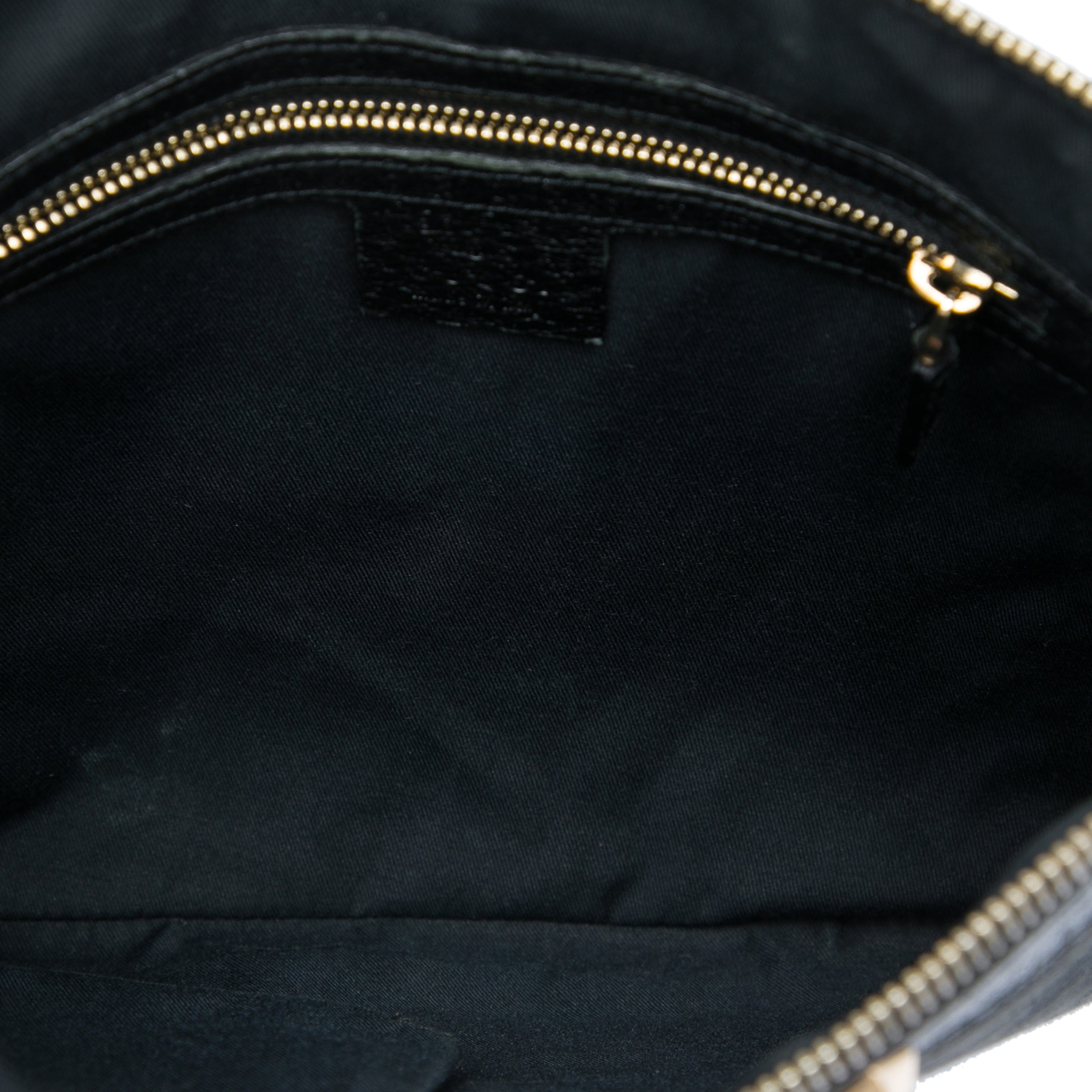 Gucci Gg Canvas Nailhead Crossbody, från Luxclusif, i färgen svart. Klicka för att öppna bilden i stort format