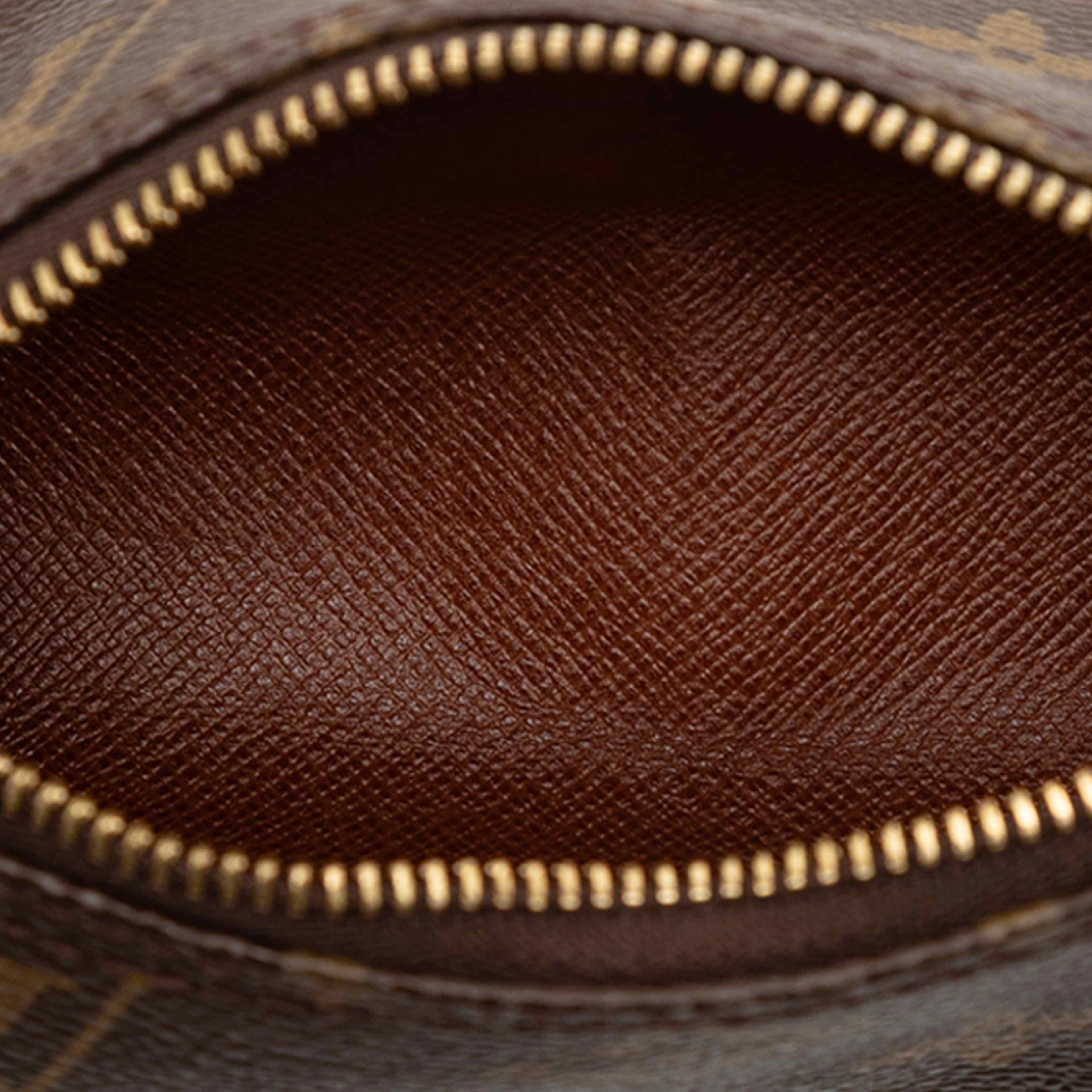 Louis Vuitton Monogram Papillon Pochette, från Luxclusif, i färgen brown. Klicka för att öppna bilden i stort format