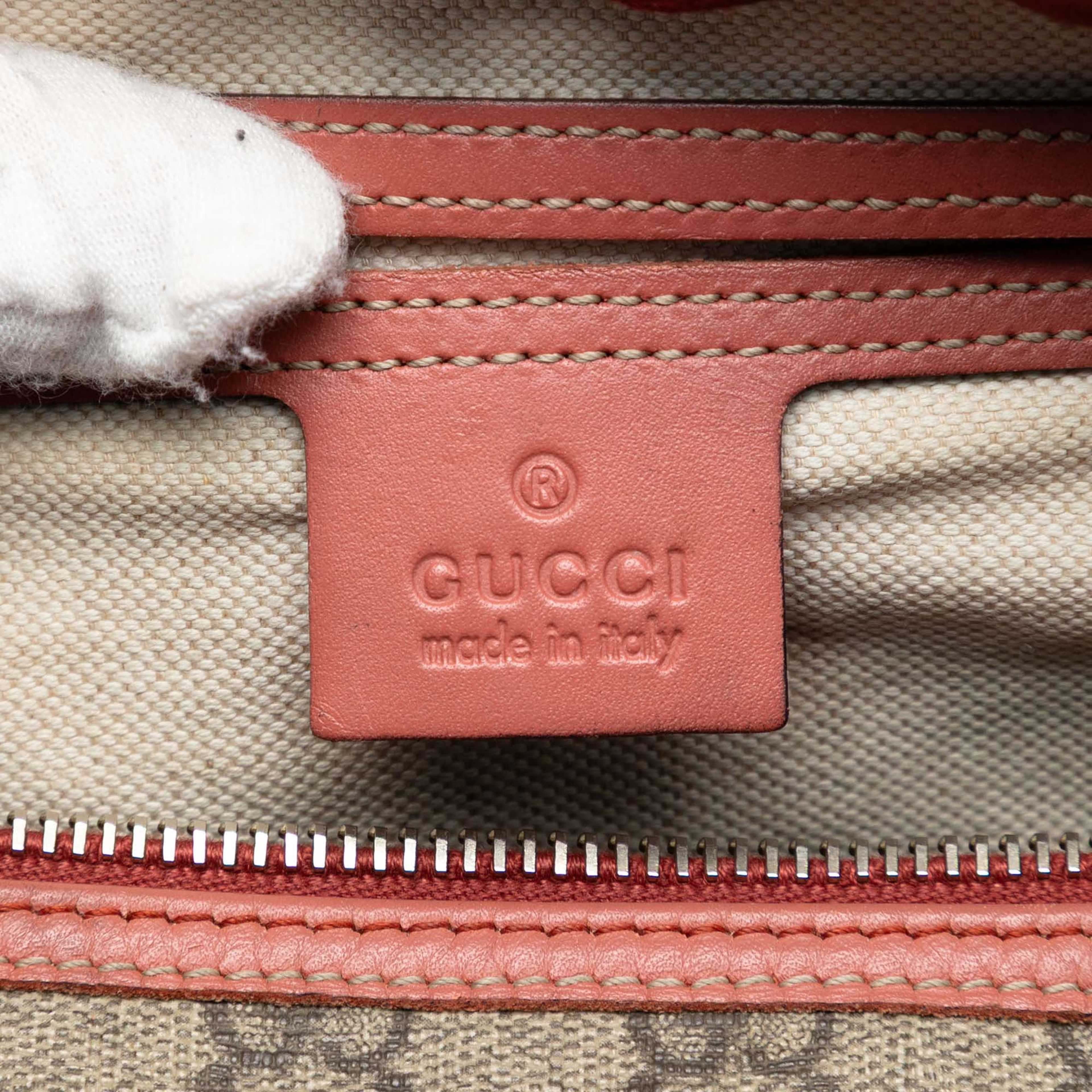 Gucci Medium Gg Supreme Joy Boston Bag, från Luxclusif, i färgen beige. Klicka för att öppna bilden i stort format