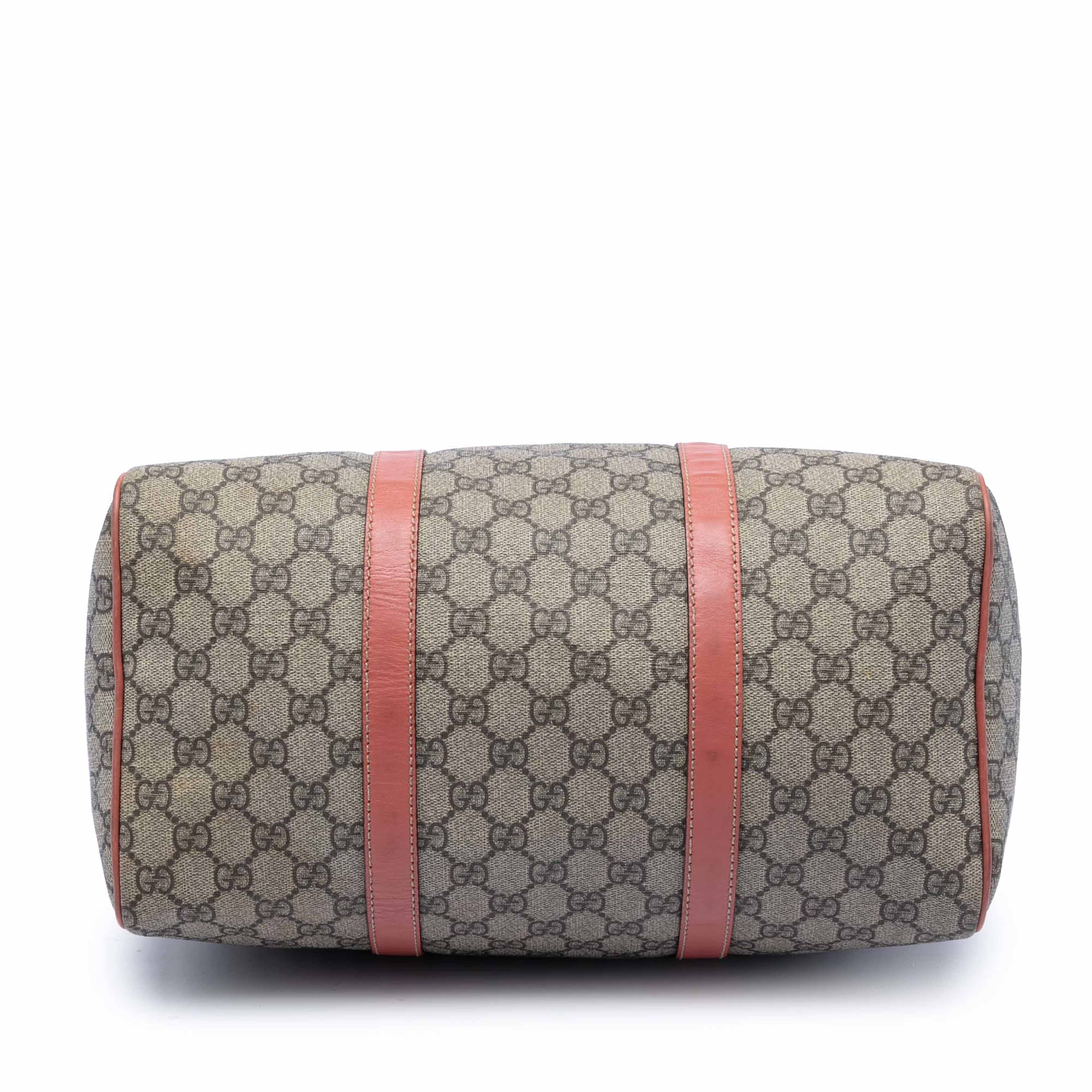 Gucci Medium Gg Supreme Joy Boston Bag, från Luxclusif, i färgen beige. Klicka för att öppna bilden i stort format