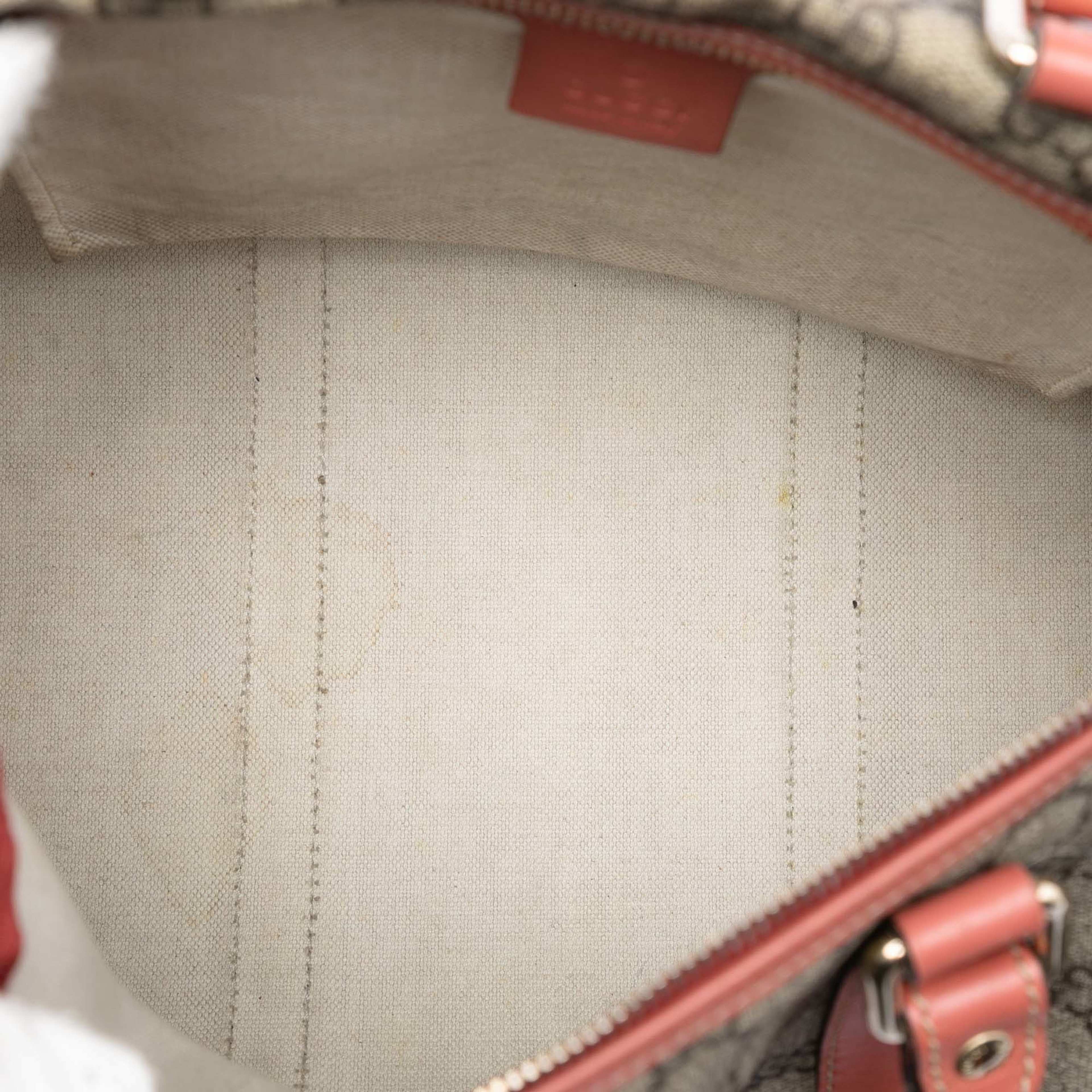 Gucci Medium Gg Supreme Joy Boston Bag, från Luxclusif, i färgen beige. Klicka för att öppna bilden i stort format