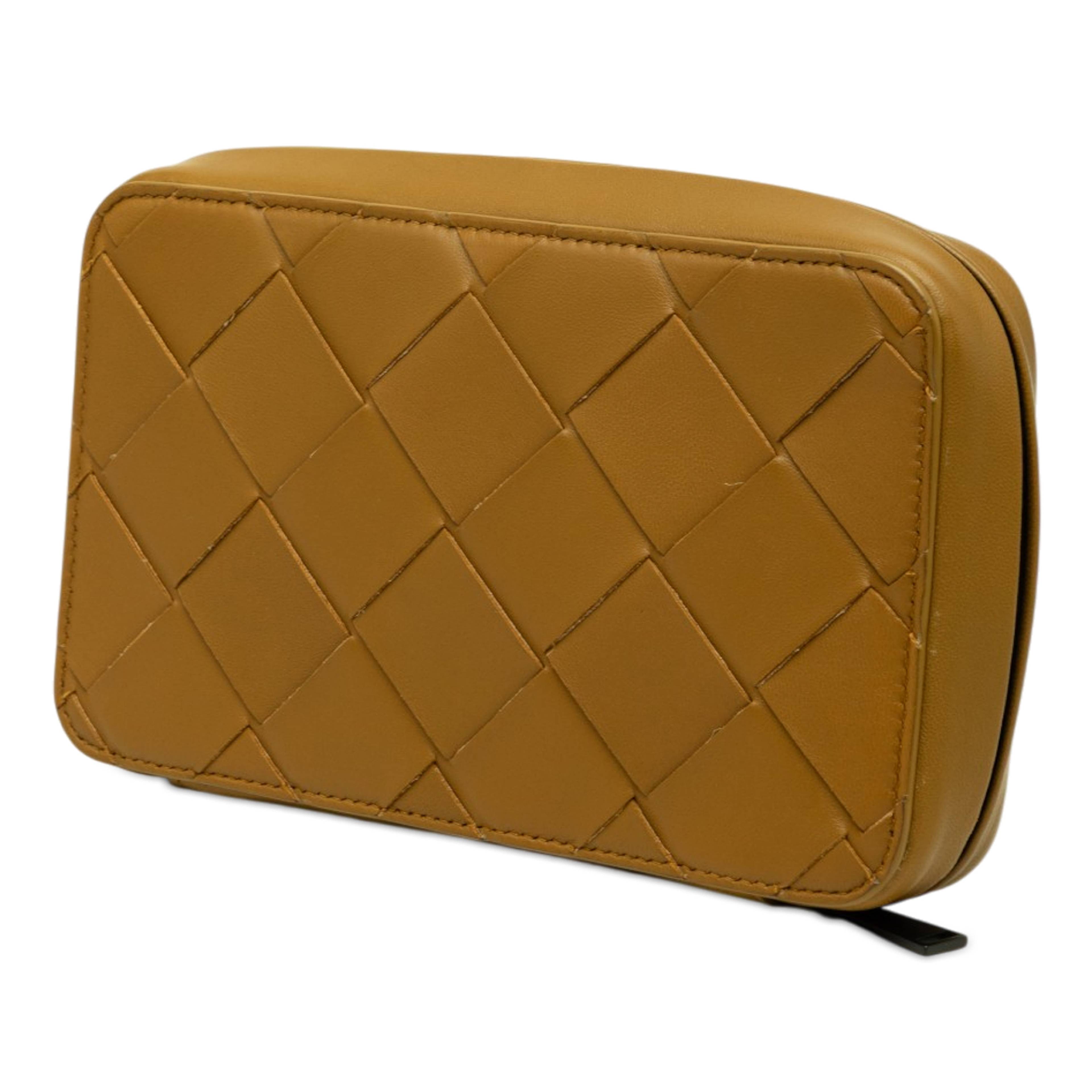 Bottega Veneta Nappa Maxi Intrecciato Zippered Pouch, från Luxclusif, i färgen brun. Klicka för att öppna bilden i stort format