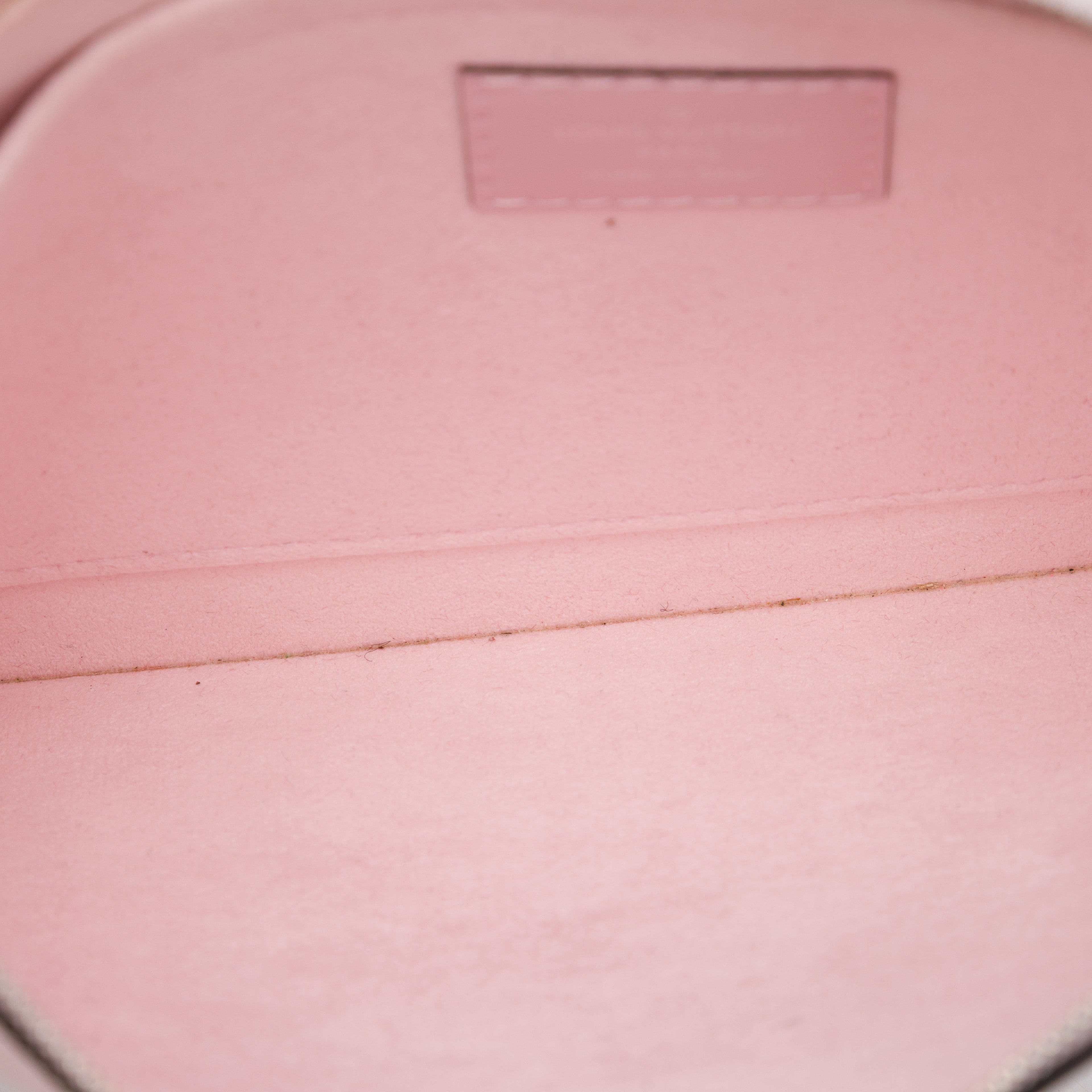 Louis Vuitton Epi Neverfull Pouch, från Luxclusif, i färgen rosa. Klicka för att öppna bilden i stort format