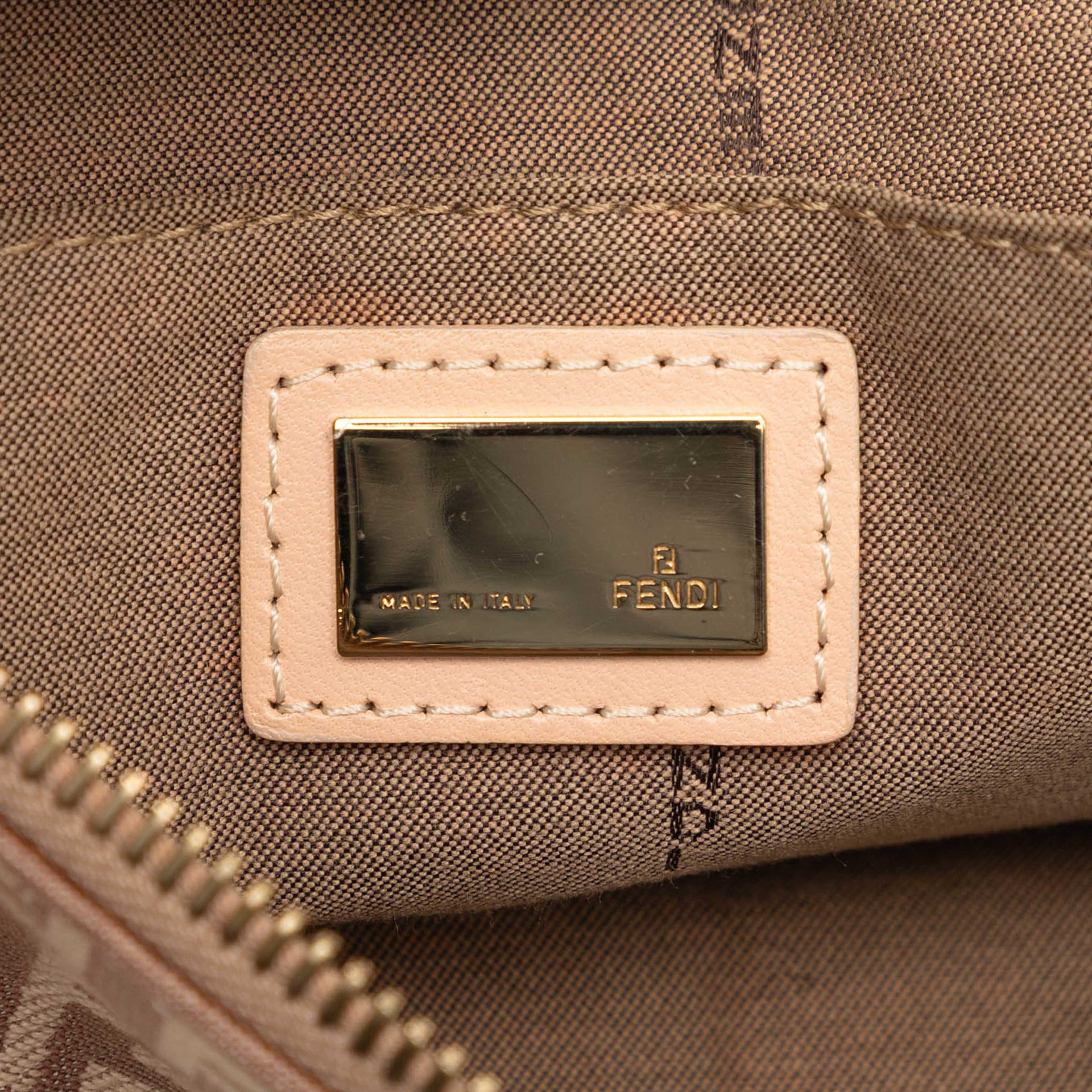 Fendi Zucchino Canvas Hobo, från Luxclusif, i färgen beige. Klicka för att öppna bilden i stort format