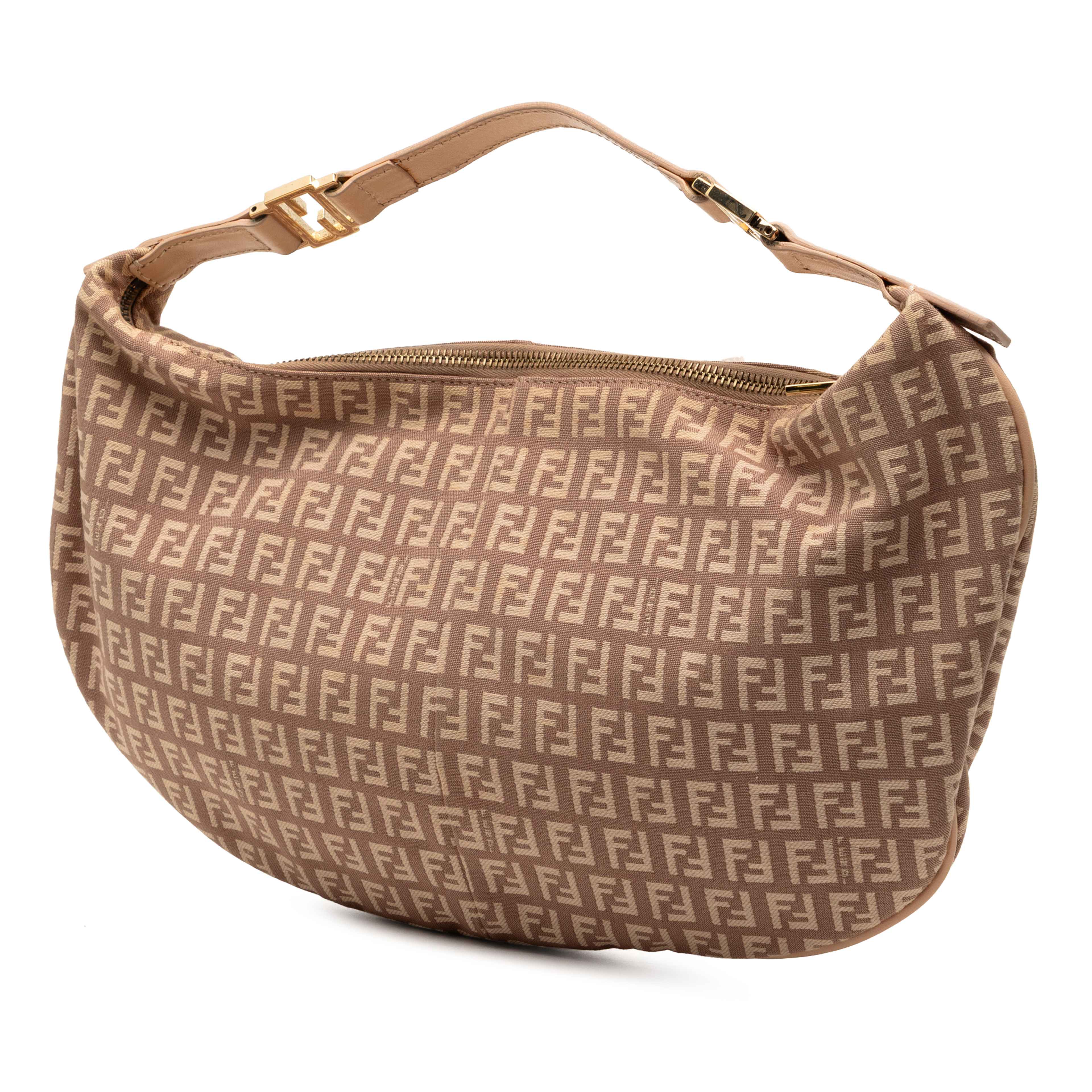 Fendi Zucchino Canvas Hobo, från Luxclusif, i färgen beige. Klicka för att öppna bilden i stort format