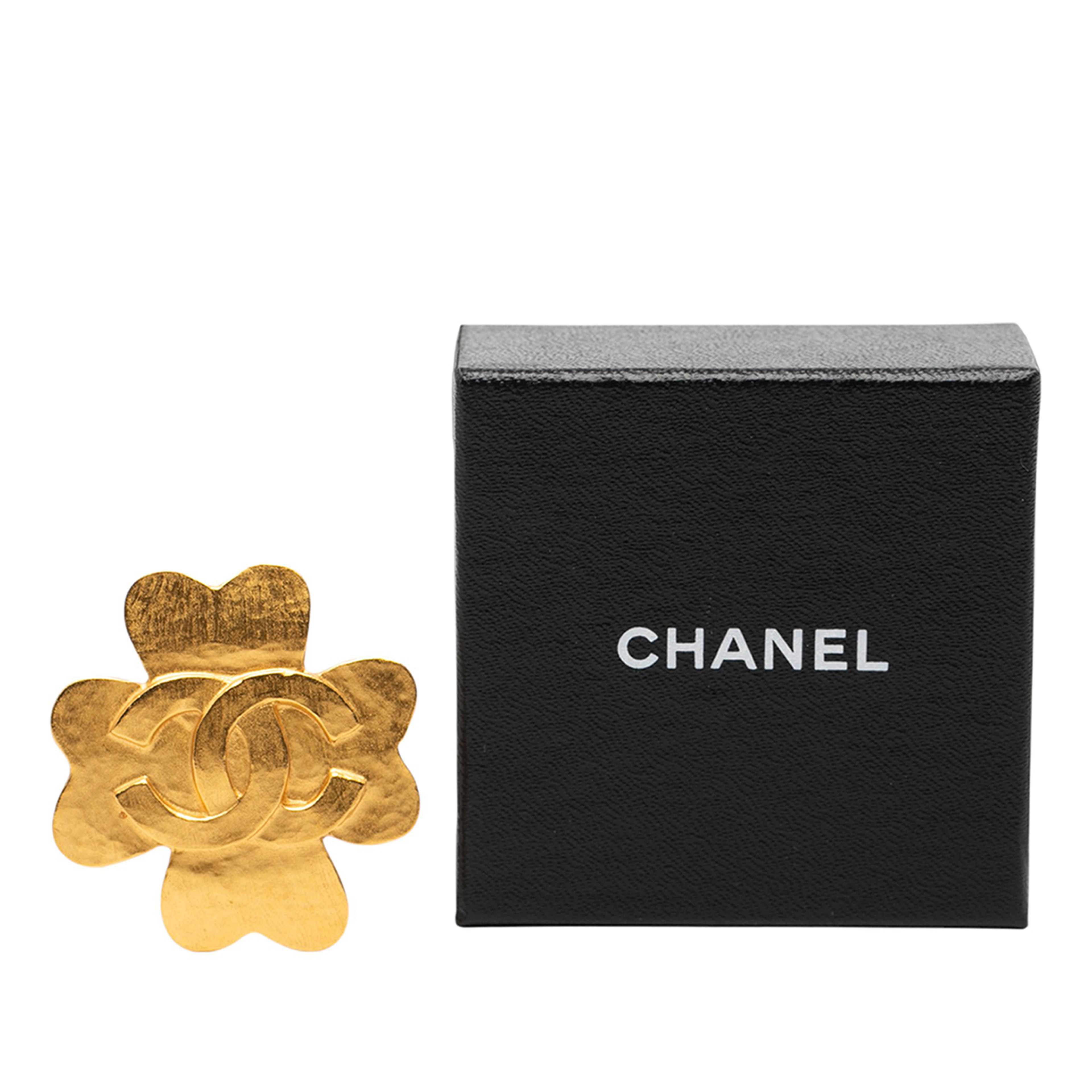 Chanel Cc Gold Plated Clover Brooch, från Luxclusif, i färgen gold. Klicka för att öppna bilden i stort format