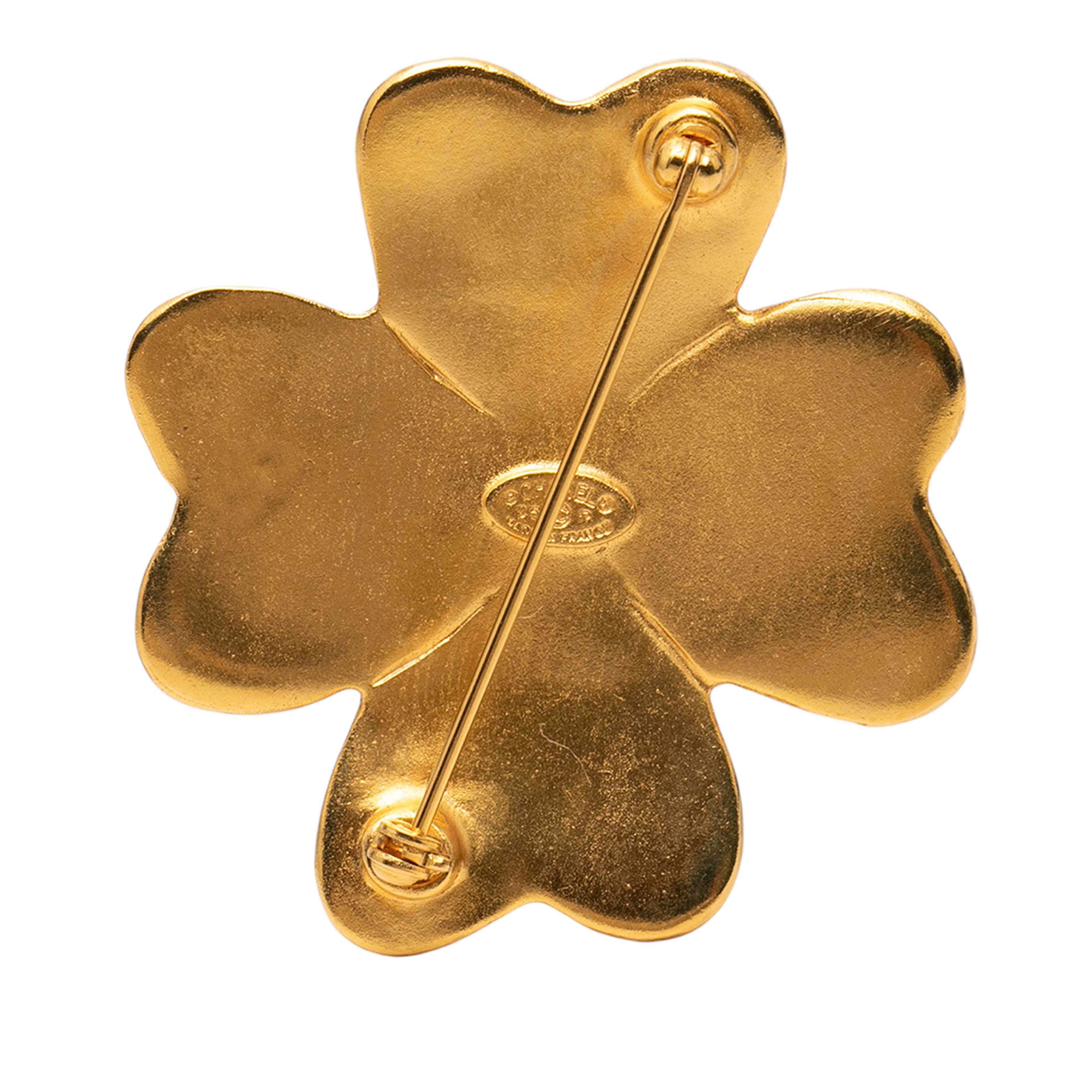 Chanel Cc Gold Plated Clover Brooch, från Luxclusif, i färgen gold. Klicka för att öppna bilden i stort format
