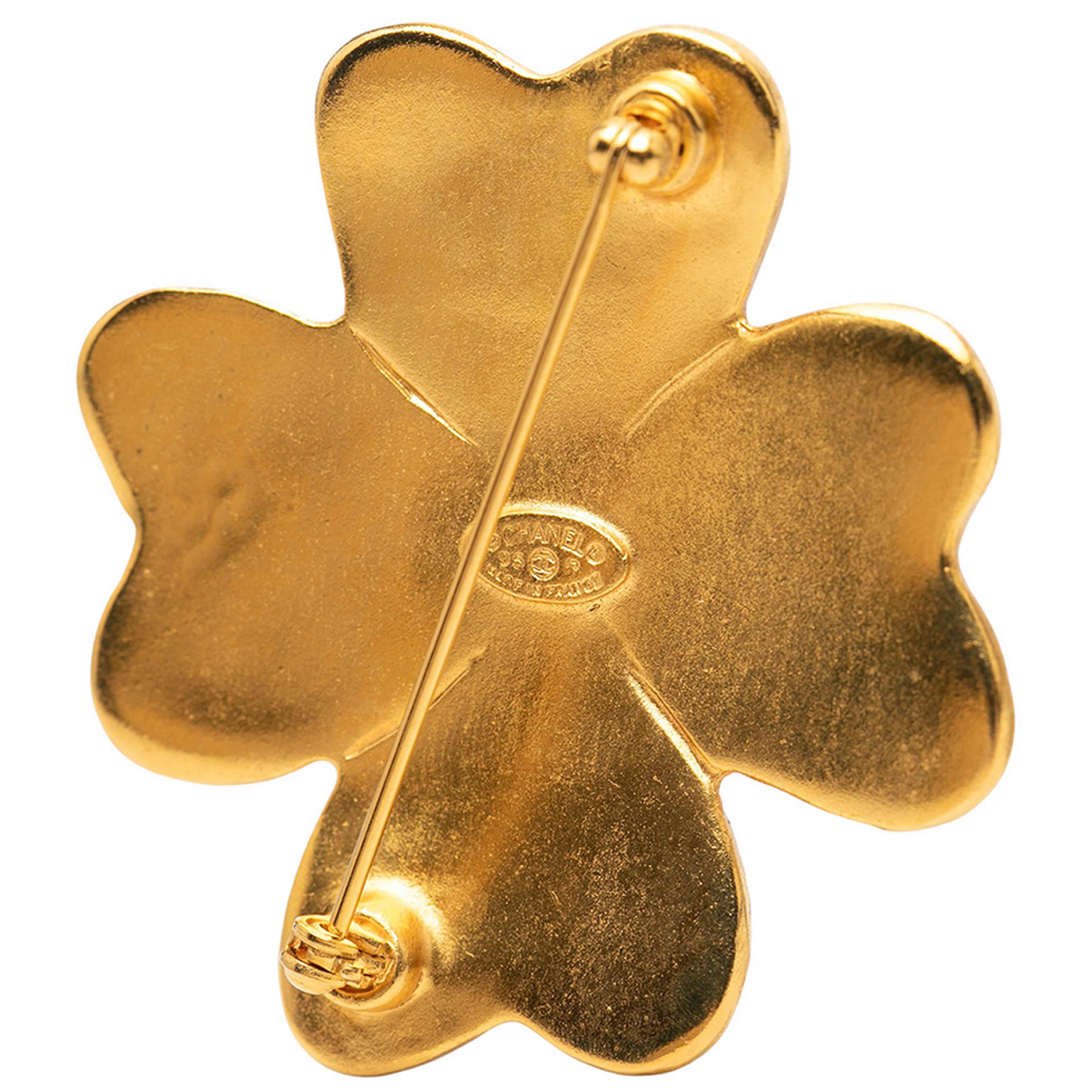 Chanel Cc Gold Plated Clover Brooch, från Luxclusif, i färgen gold. Klicka för att öppna bilden i stort format