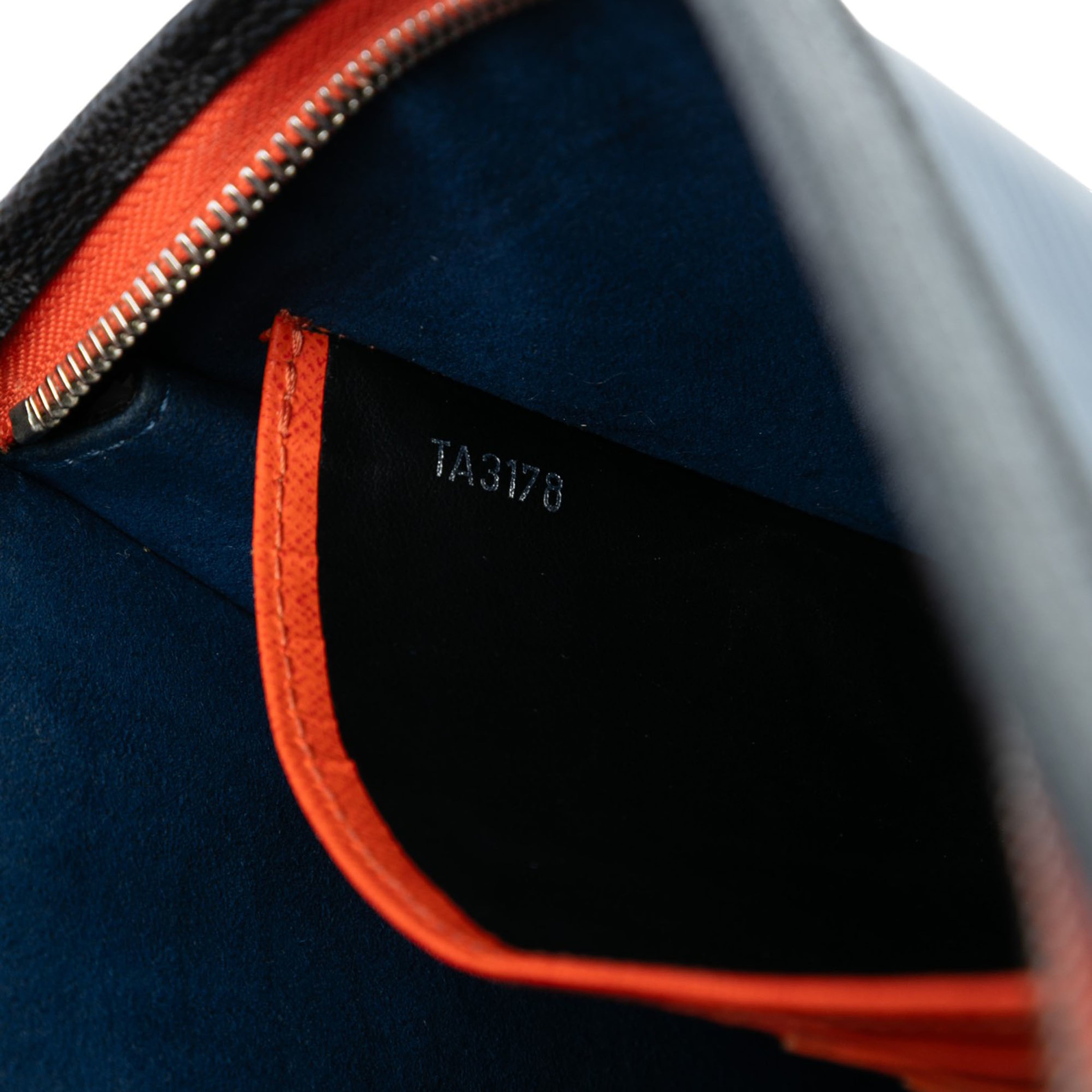 Louis Vuitton Epi Pochette Voyage Mm, från Luxclusif, i färgen blue. Klicka för att öppna bilden i stort format