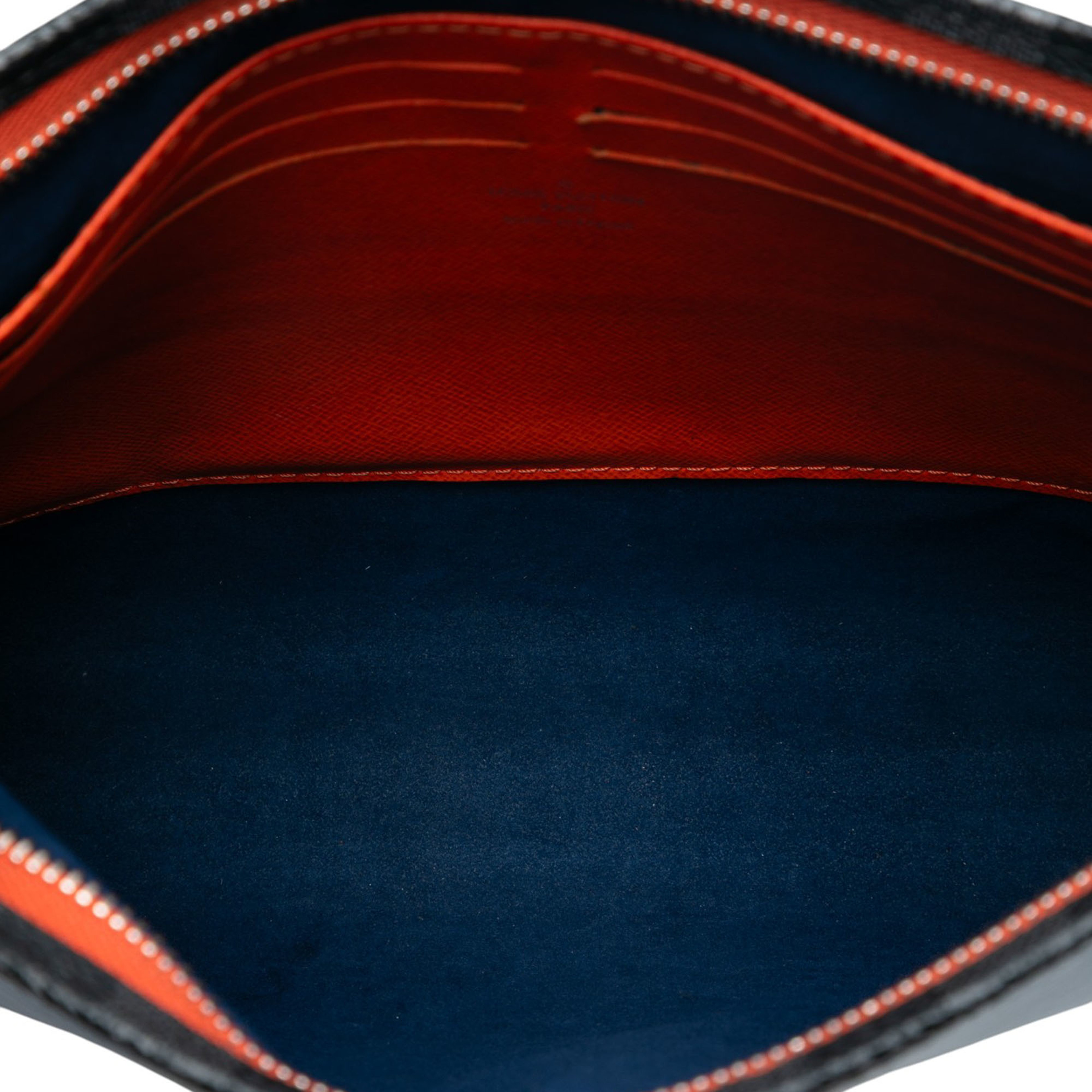 Louis Vuitton Epi Pochette Voyage Mm, från Luxclusif, i färgen blue. Klicka för att öppna bilden i stort format