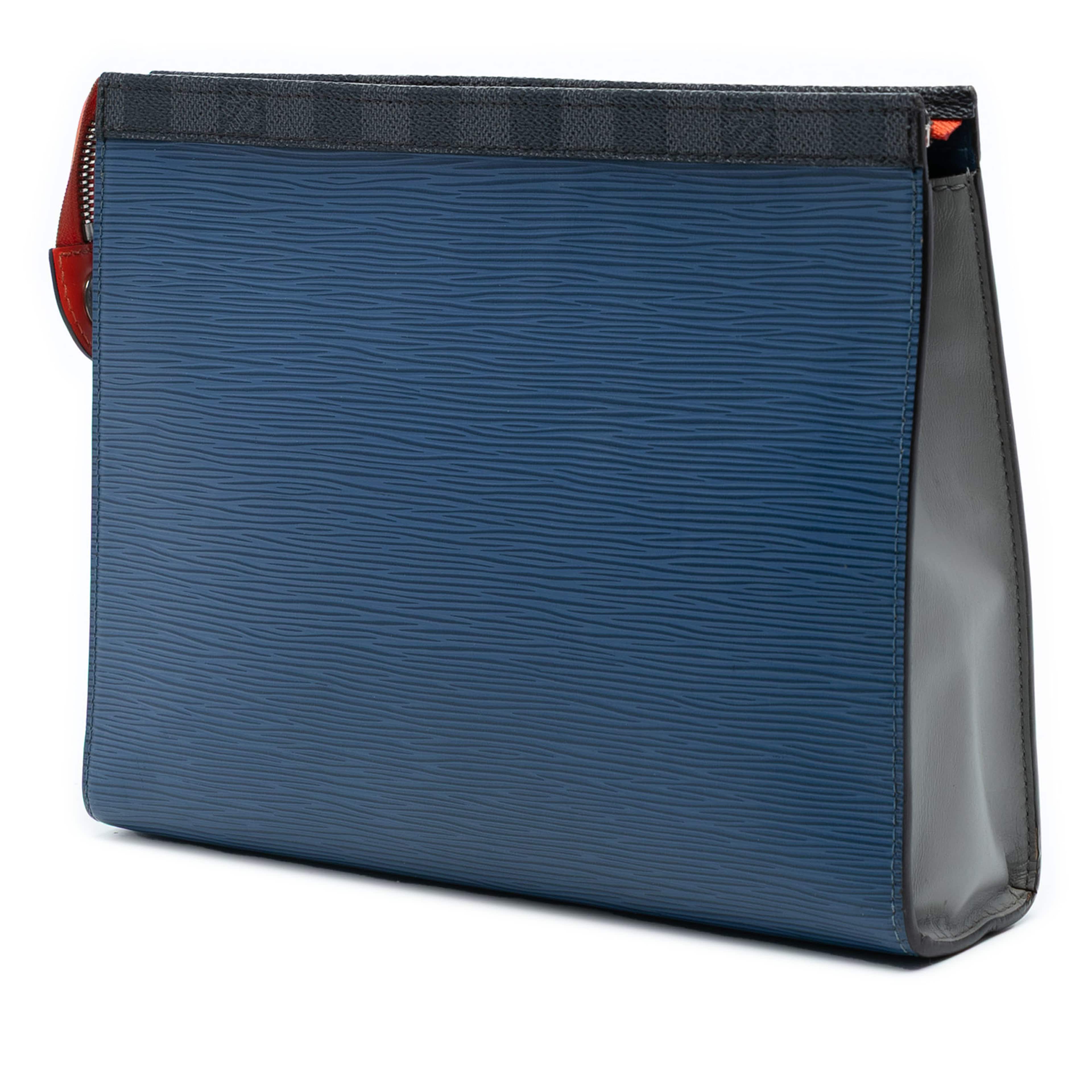 Louis Vuitton Epi Pochette Voyage Mm, från Luxclusif, i färgen blue. Klicka för att öppna bilden i stort format