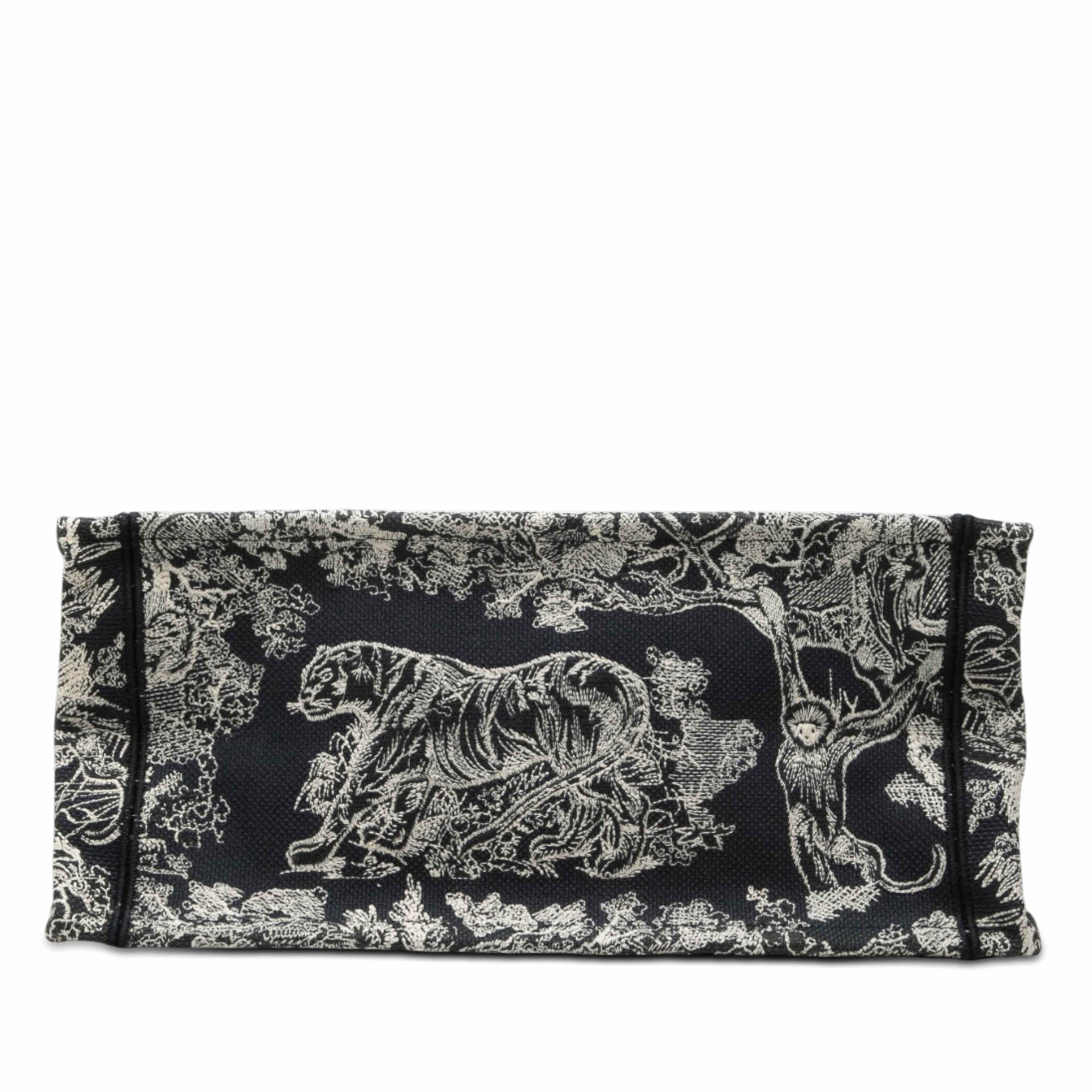 Dior Medium Canvas Embroidered Dioriviera Toile De Jouy Book Tote, från Luxclusif, i färgen blå. Klicka för att öppna bilden i stort format