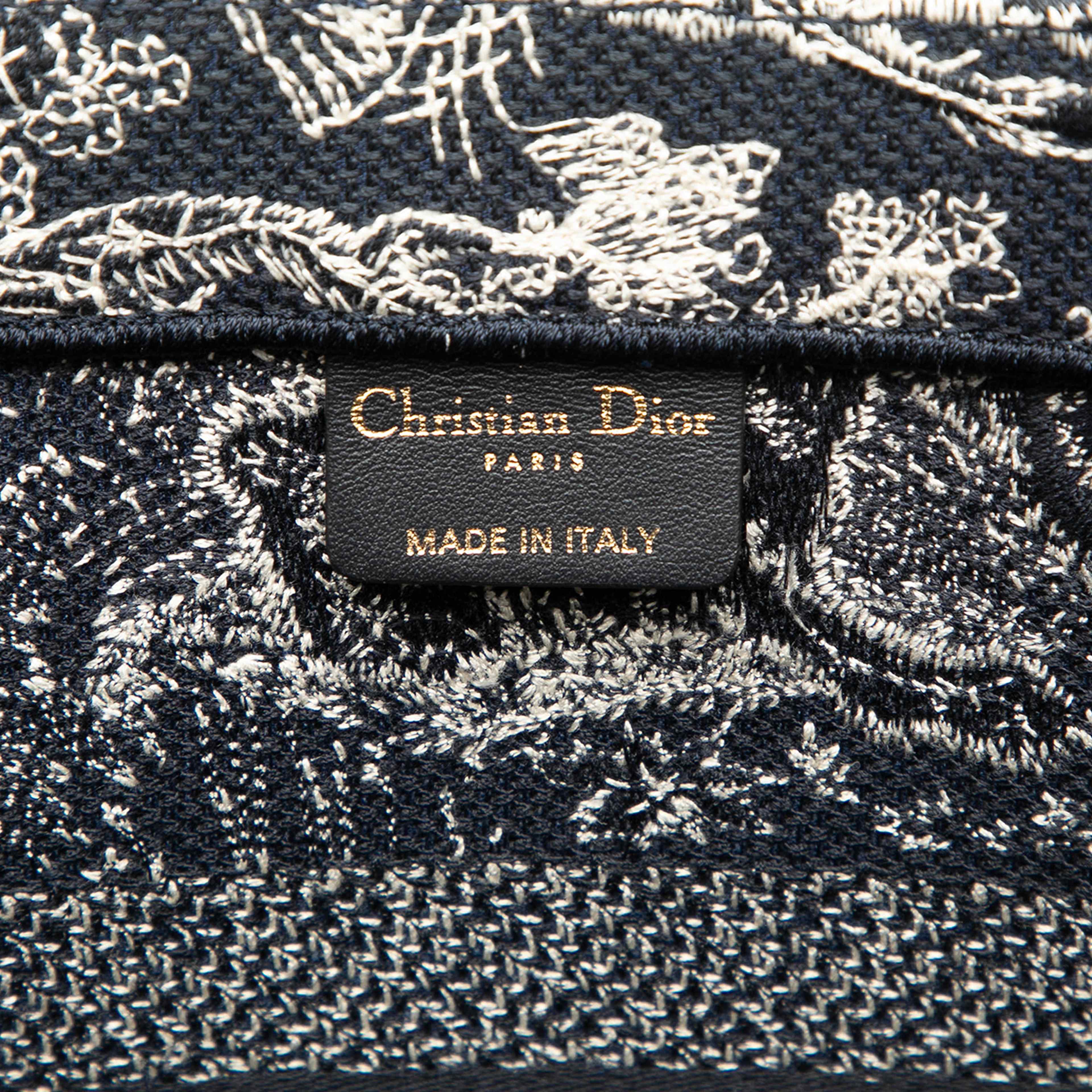 Dior Medium Canvas Embroidered Dioriviera Toile De Jouy Book Tote, från Luxclusif, i färgen blå. Klicka för att öppna bilden i stort format