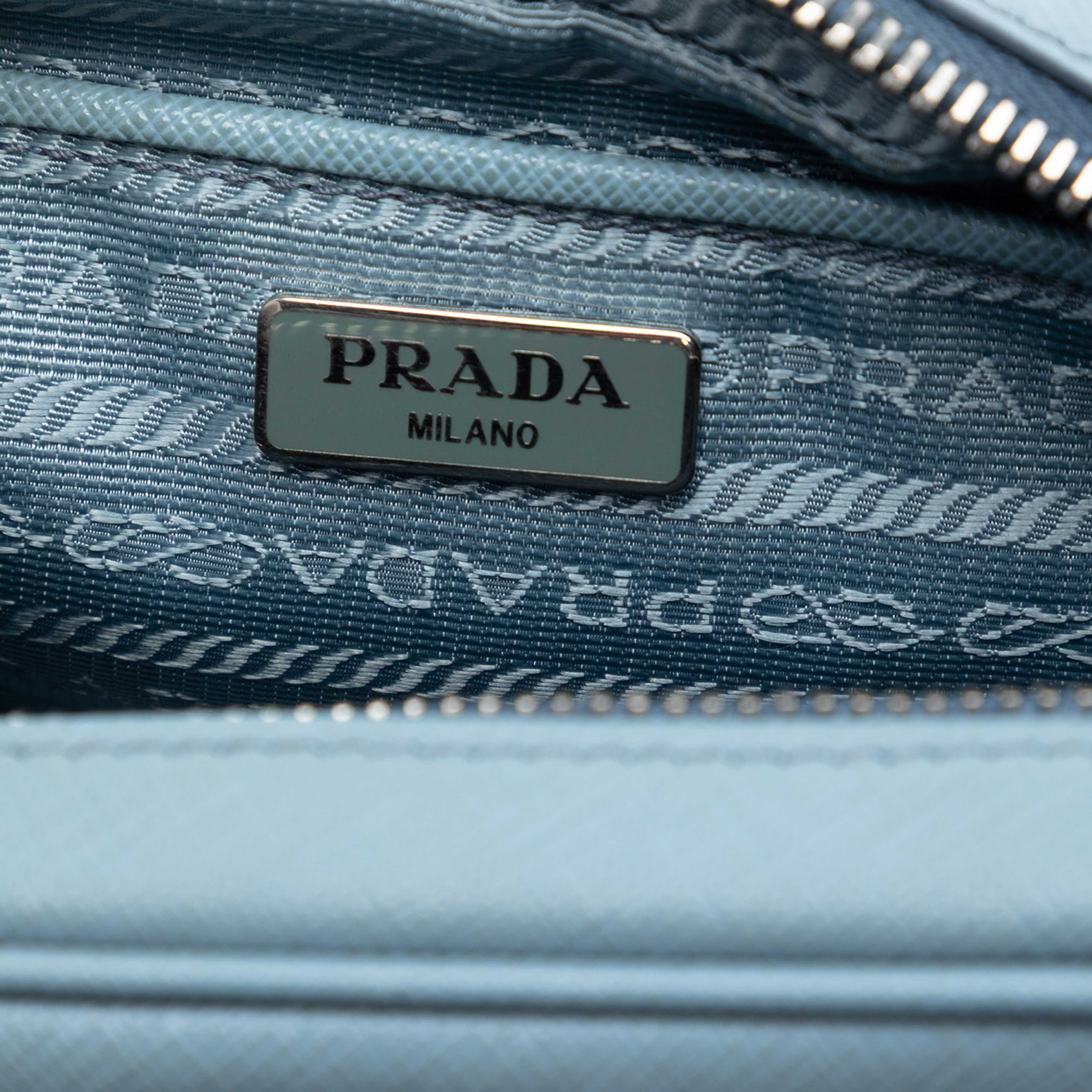 Prada Mini Saffiano Camera Bag, från Luxclusif, i färgen light blue. Klicka för att öppna bilden i stort format