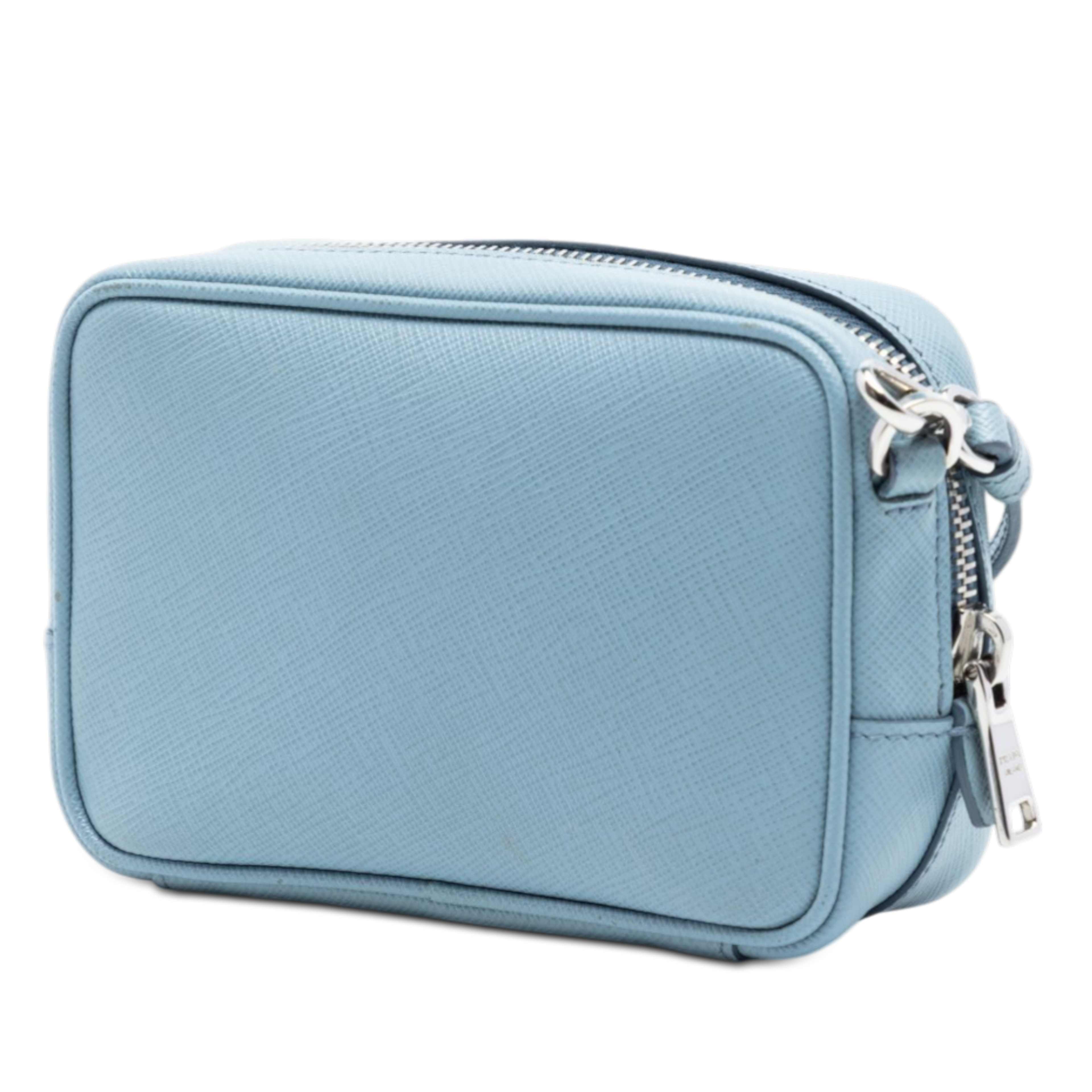 Prada Mini Saffiano Camera Bag, från Luxclusif, i färgen blå. Klicka för att öppna bilden i stort format
